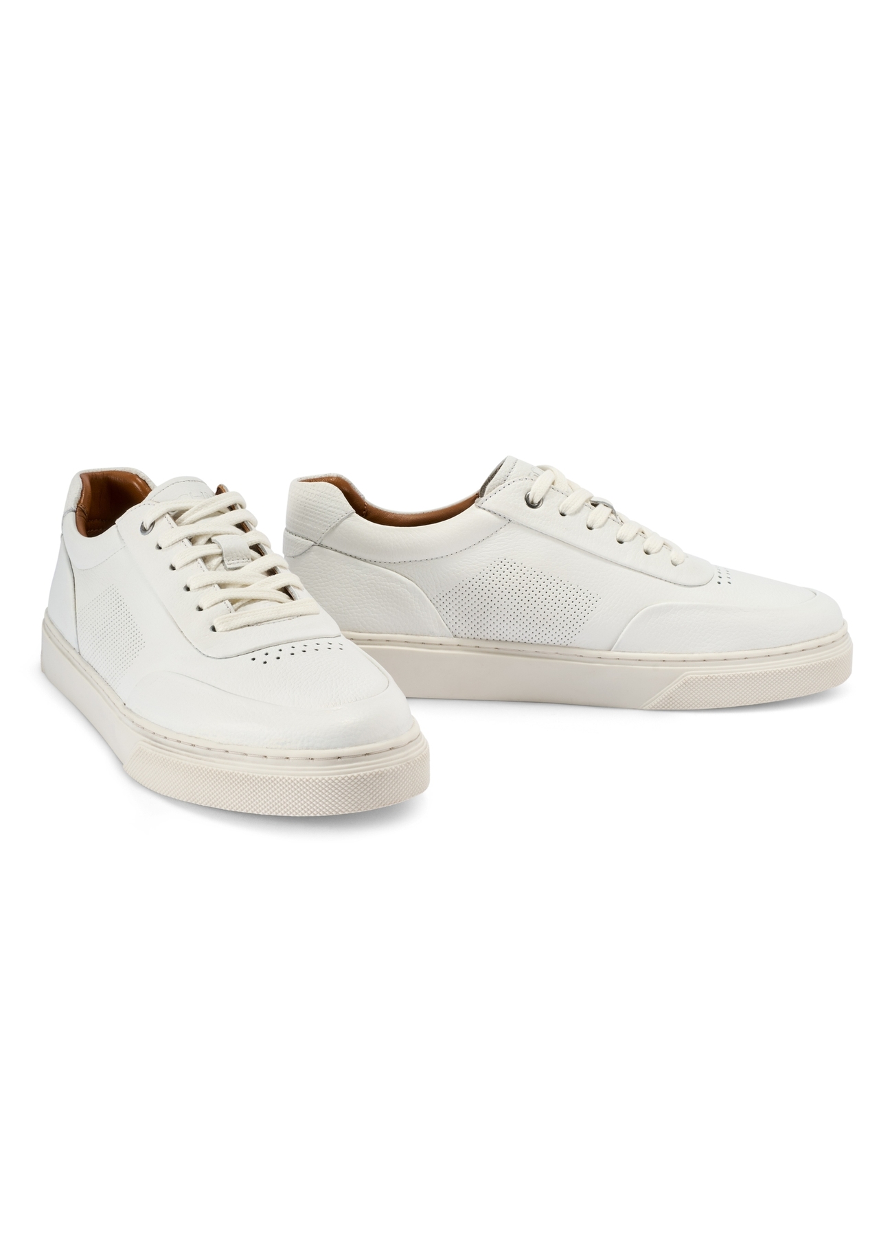 Men's leather sneakers in white BUTYM-0484-0B(W26), diagonal product view on a white background.