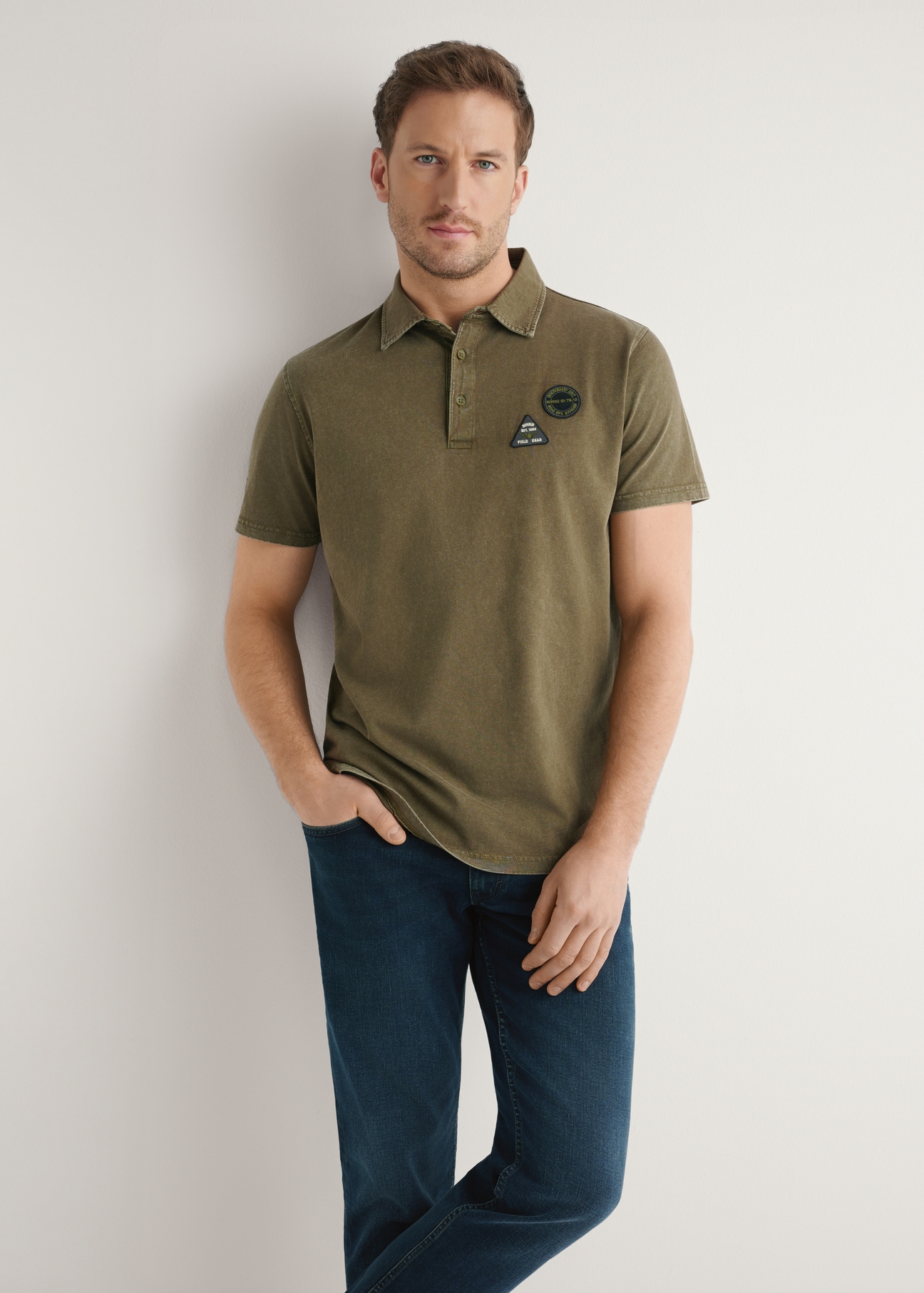 Men's khaki polo shirt POLMT-0083-8D(W26), front view of the product on the model. Half of the silhouette visible.