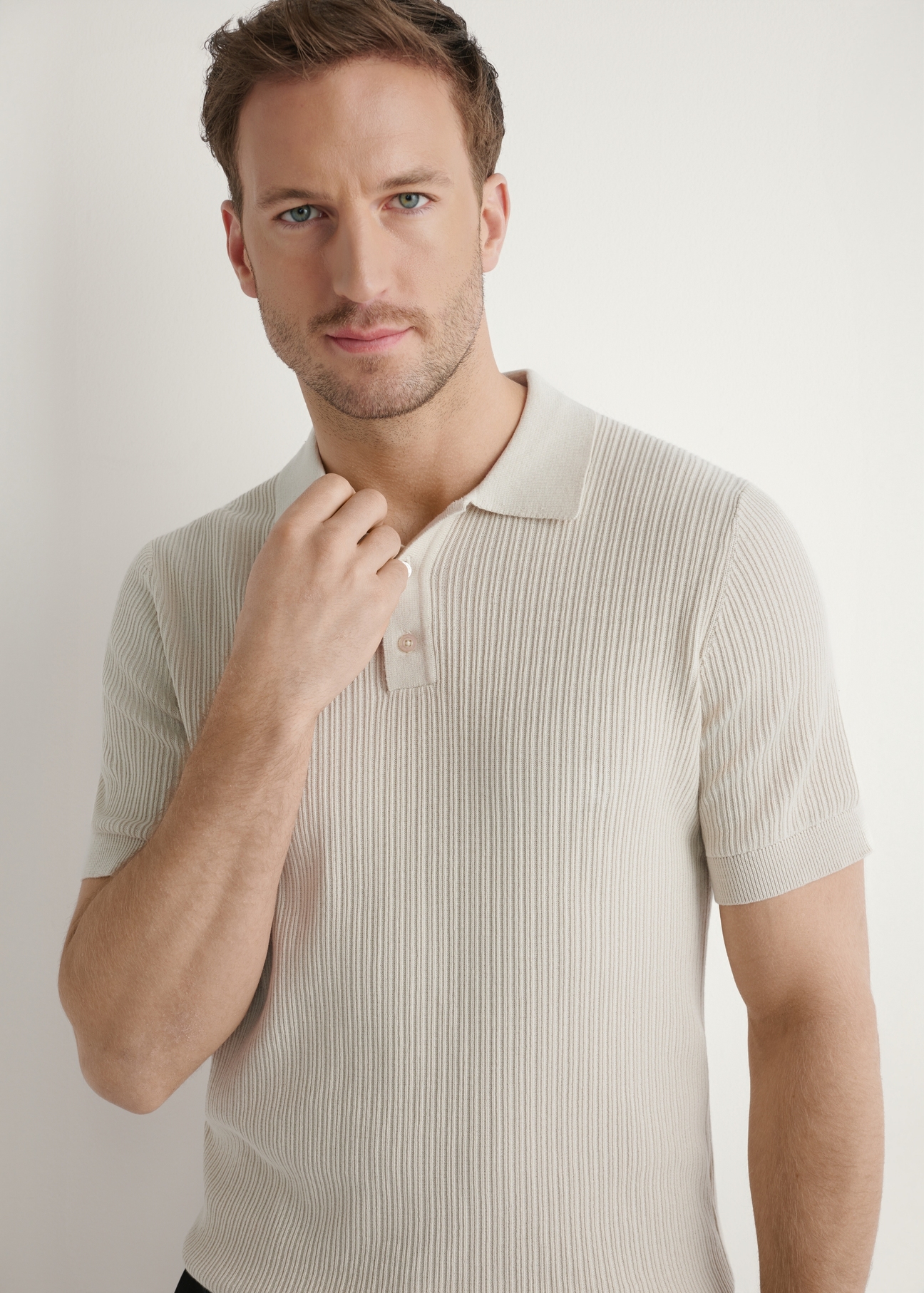 Light beige ribbed polo shirt POLMT-0085-1A(W26), close-up of the product on the model's silhouette.