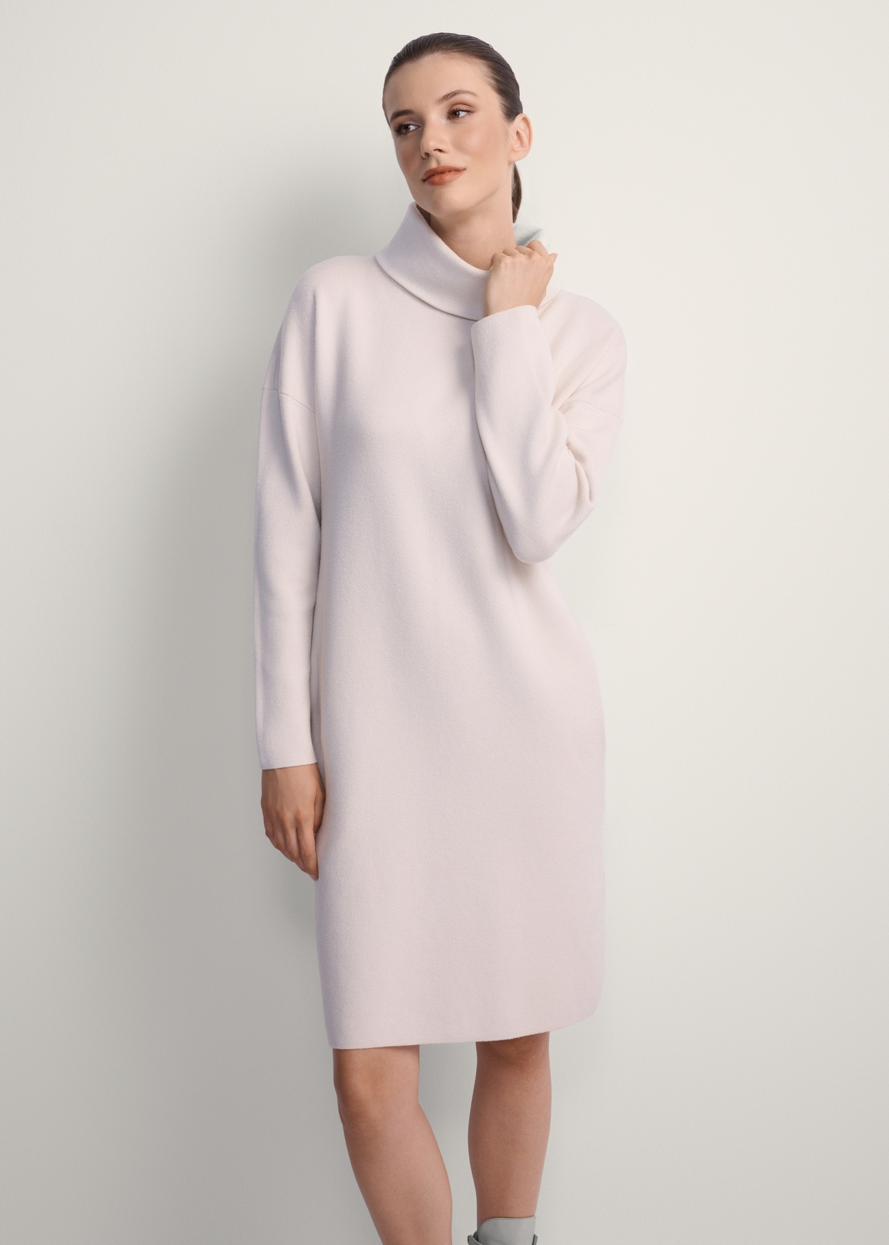 Beige turtleneck dress SUKDT-0206A-80(Z25), front view of the product on the model, half of the silhouette visible.