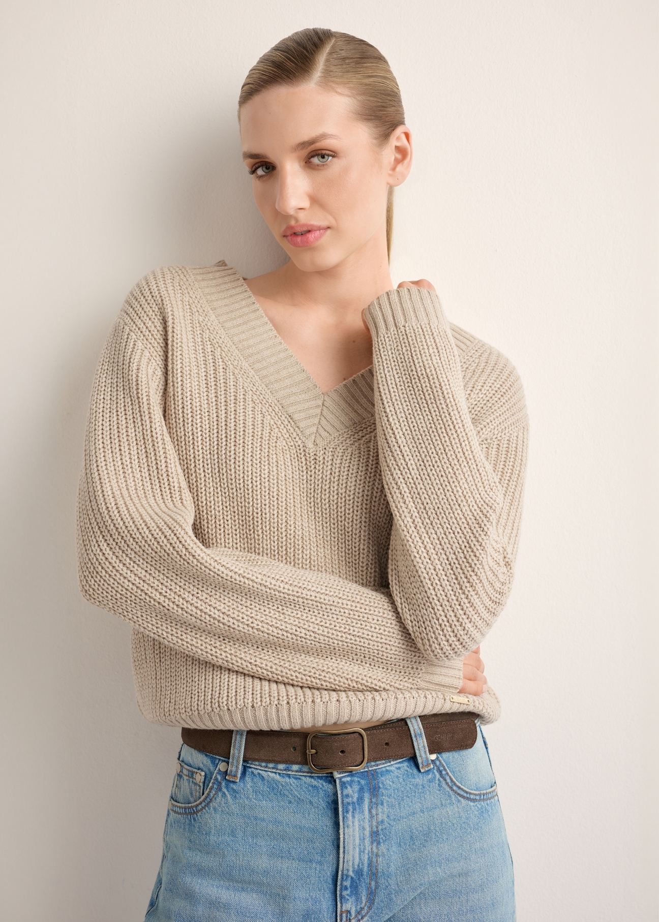 Women's sweater in cool beige SWEDT-0162-1J(Z26), front view of the product on the model. Half of the silhouette visible.