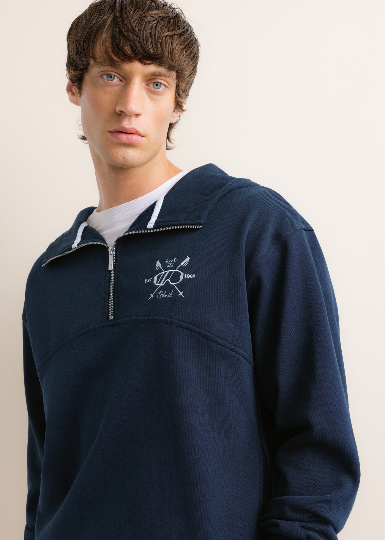 Men's dark navy cotton hoodie BLZMT-0087-7E(Z26), close-up of the product on a model.