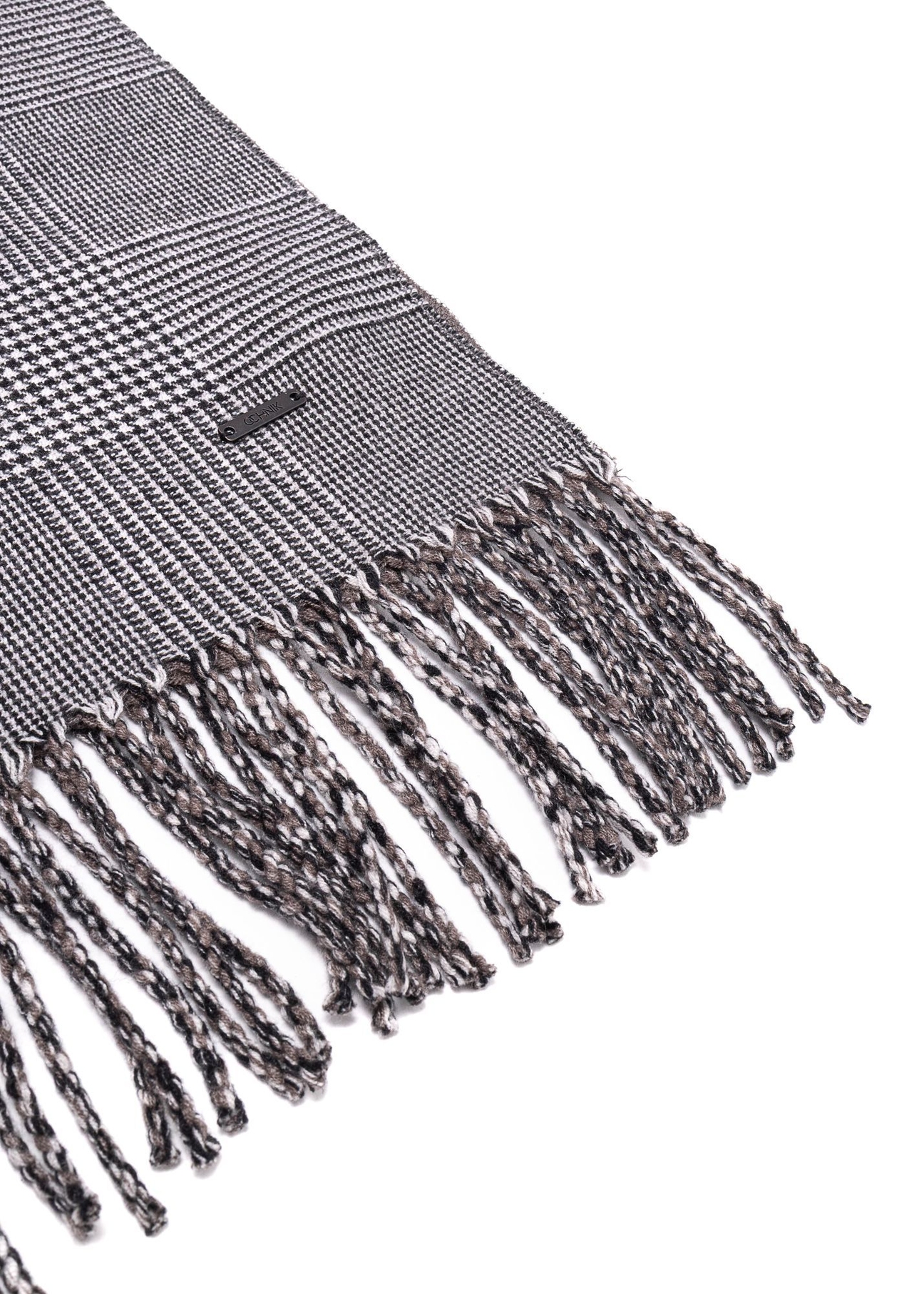 Gray men's checkered scarf SZAMT-0081A-98(Z25) - close-up of the detail on a white background.