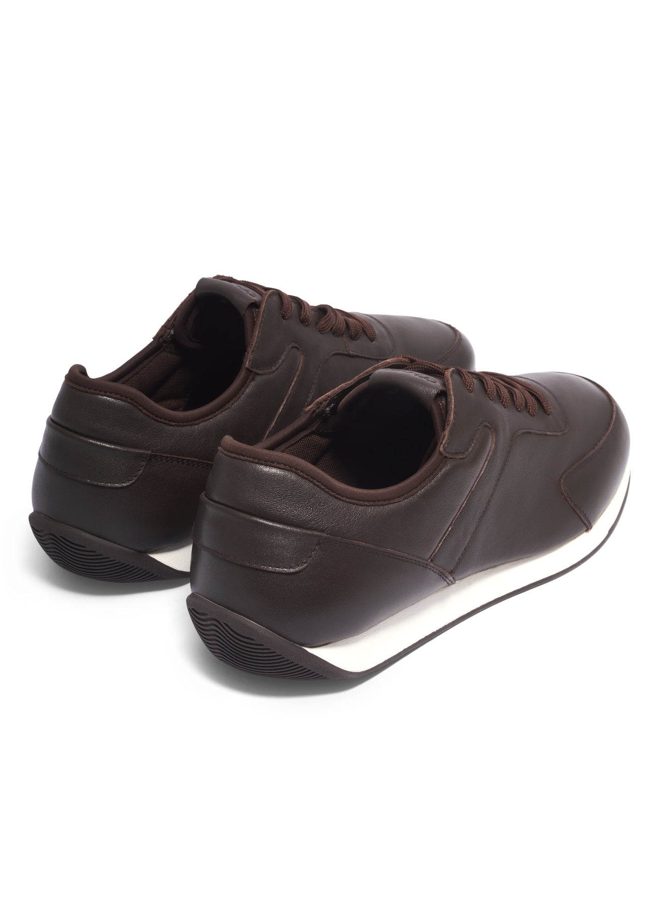 Brown leather men's sports shoes BUTYM-0566-1I(Z26), product view from the back on a light background.