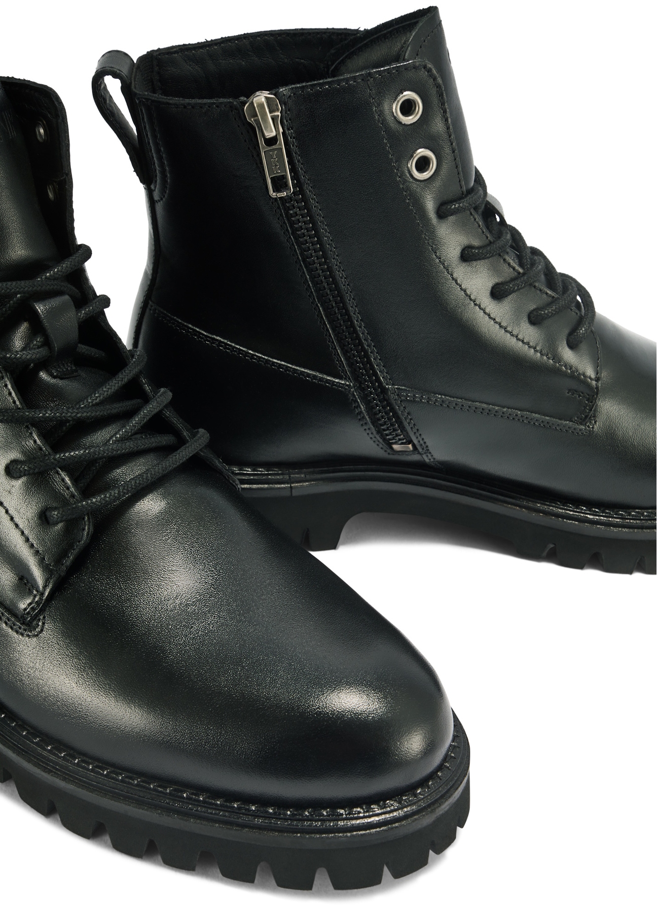 Men's black leather ankle boots BUTYM-0507-99(Z25), close-up of the toe of the product on a white background.