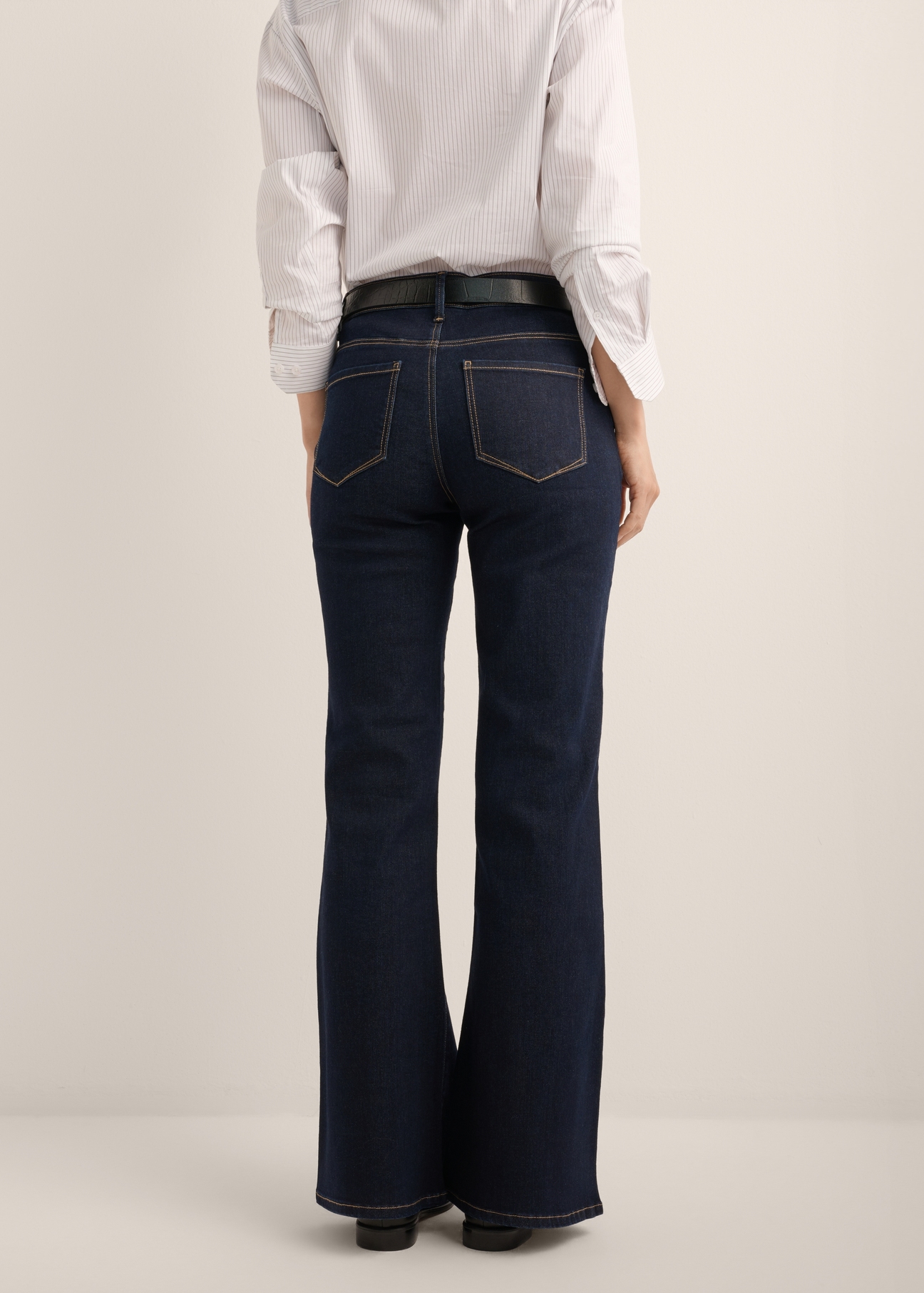 Women's dark navy blue jeans JEADT-0020-7E(Z26), back view of the product on the model. Half of the silhouette visible.