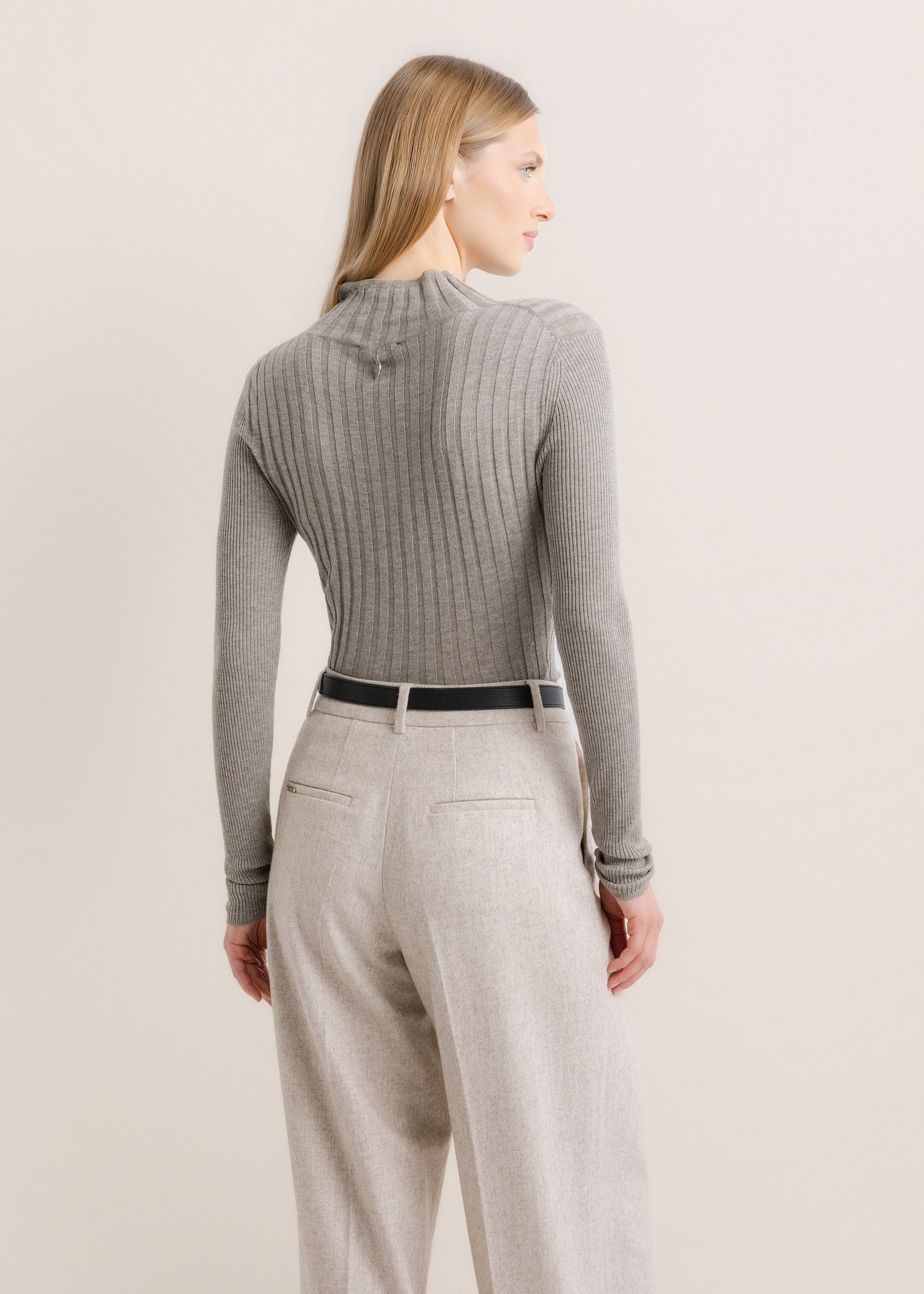 Light gray women's cashmere sweater SWEDT-0288-9B(Z26), product view from the back on the model. Half of the silhouette visible.