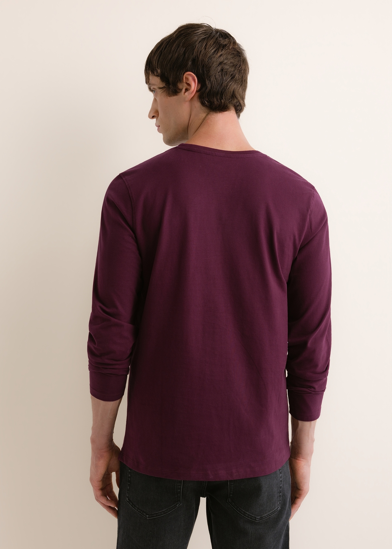 Men's burgundy cotton long-sleeve top LSLMT-0013-4D(Z26), rear view on a model. Half of the figure is visible.