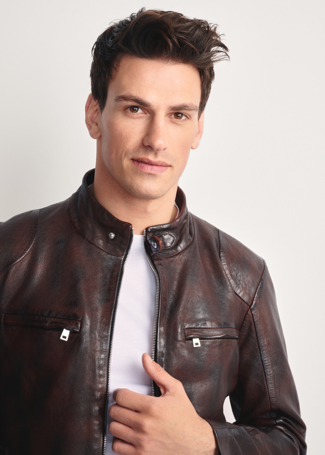 Brown men's leather jacket KURMS-0384-3340(Z25), close-up of product details, view on model.