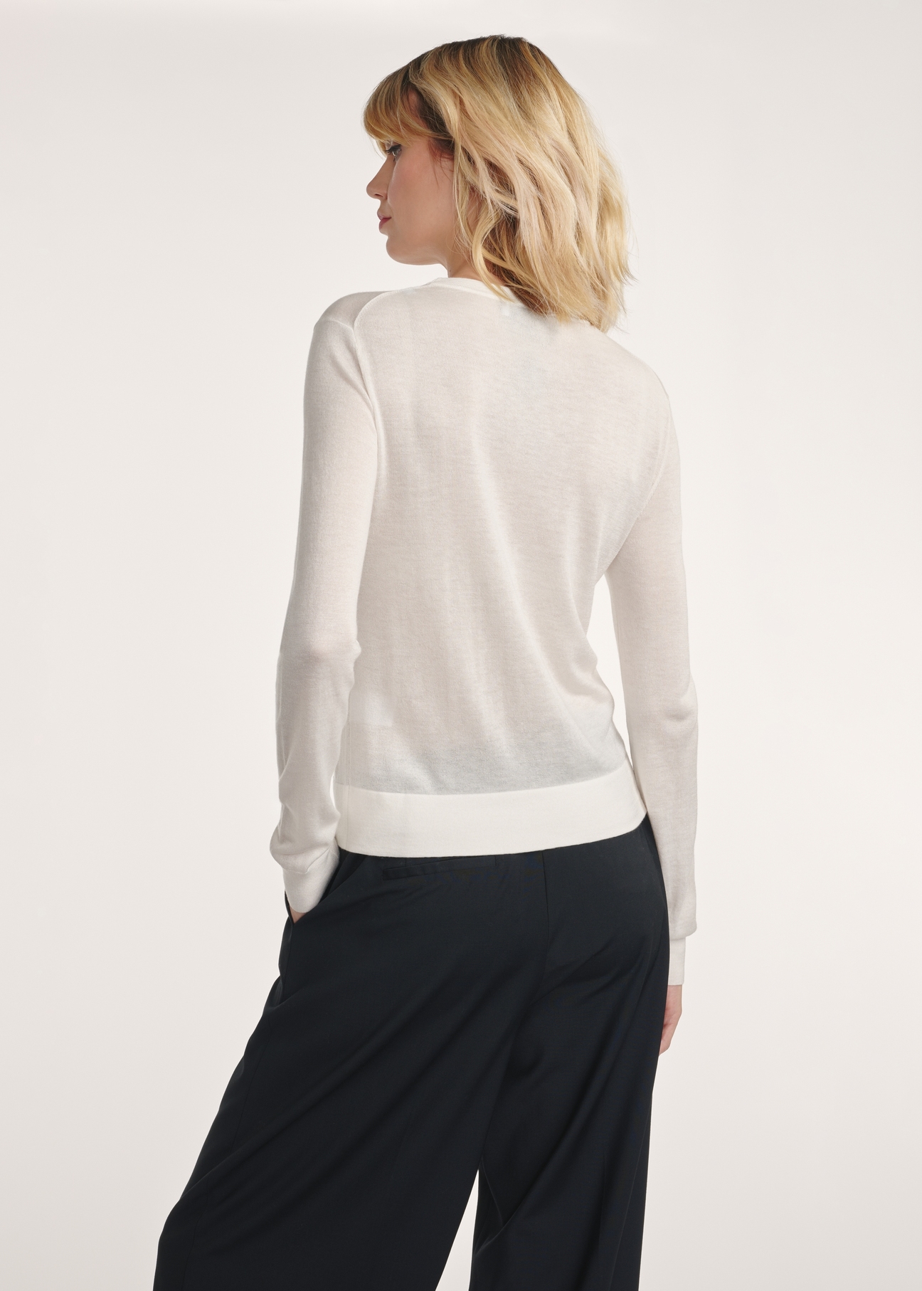 Cream women's blouse with long sleeves LSLDT-0054-12(Z25), product visible from the back on the model, half of the silhouette visible.