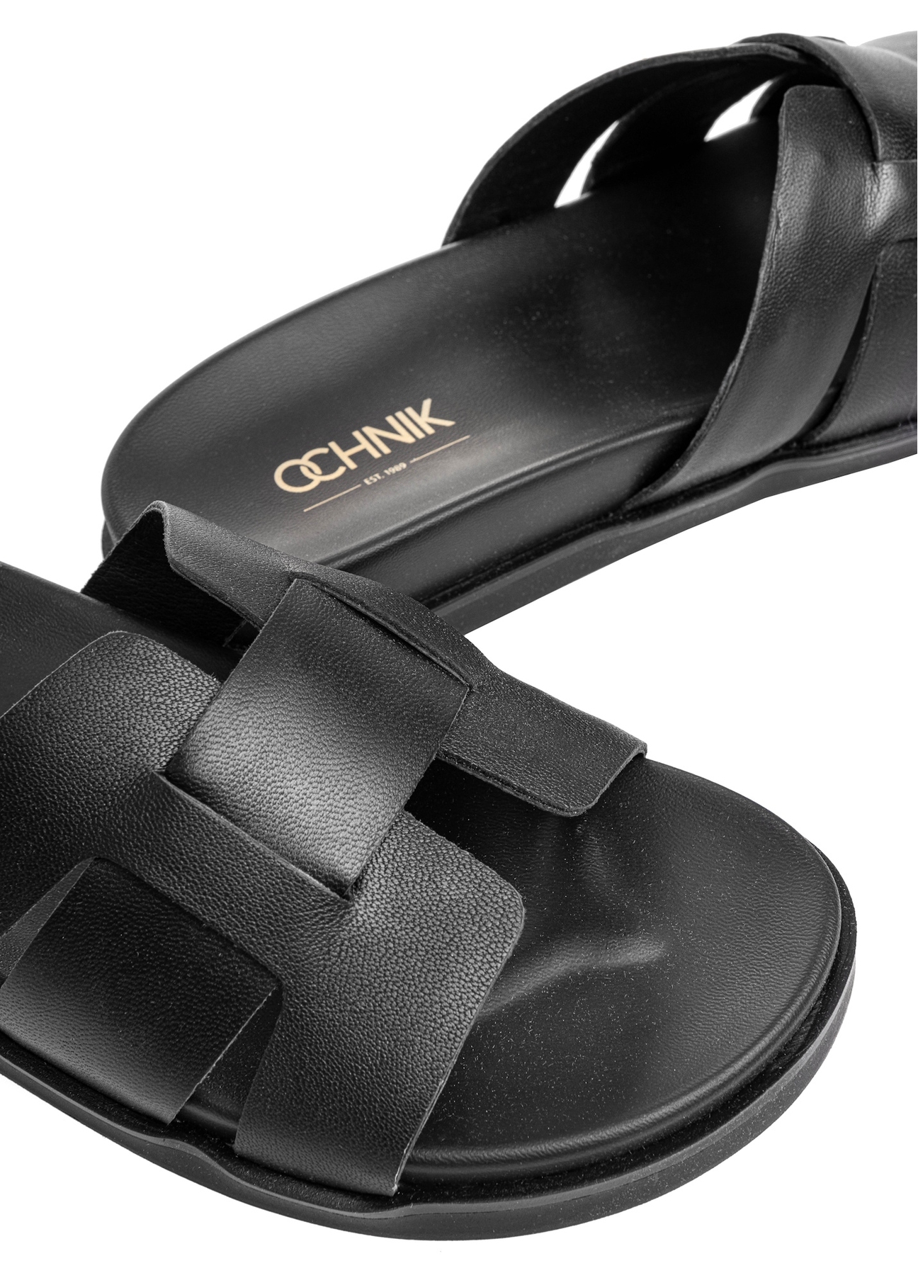 Black leather women's flip-flops BUTYD-1163-99(W25), close-up of detail on white background.