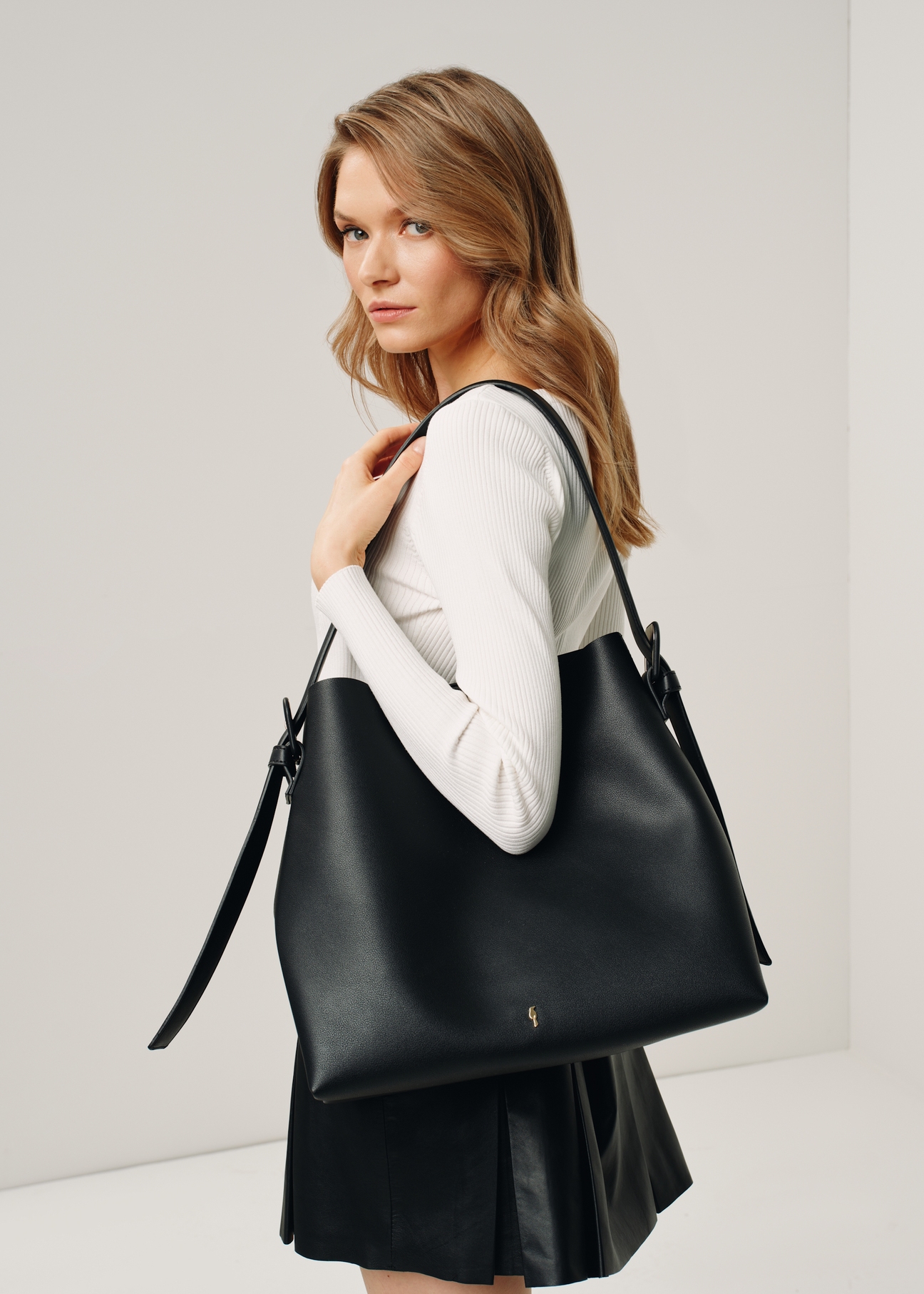 Black women's shopper bag TOREC-0903A-99(W25)