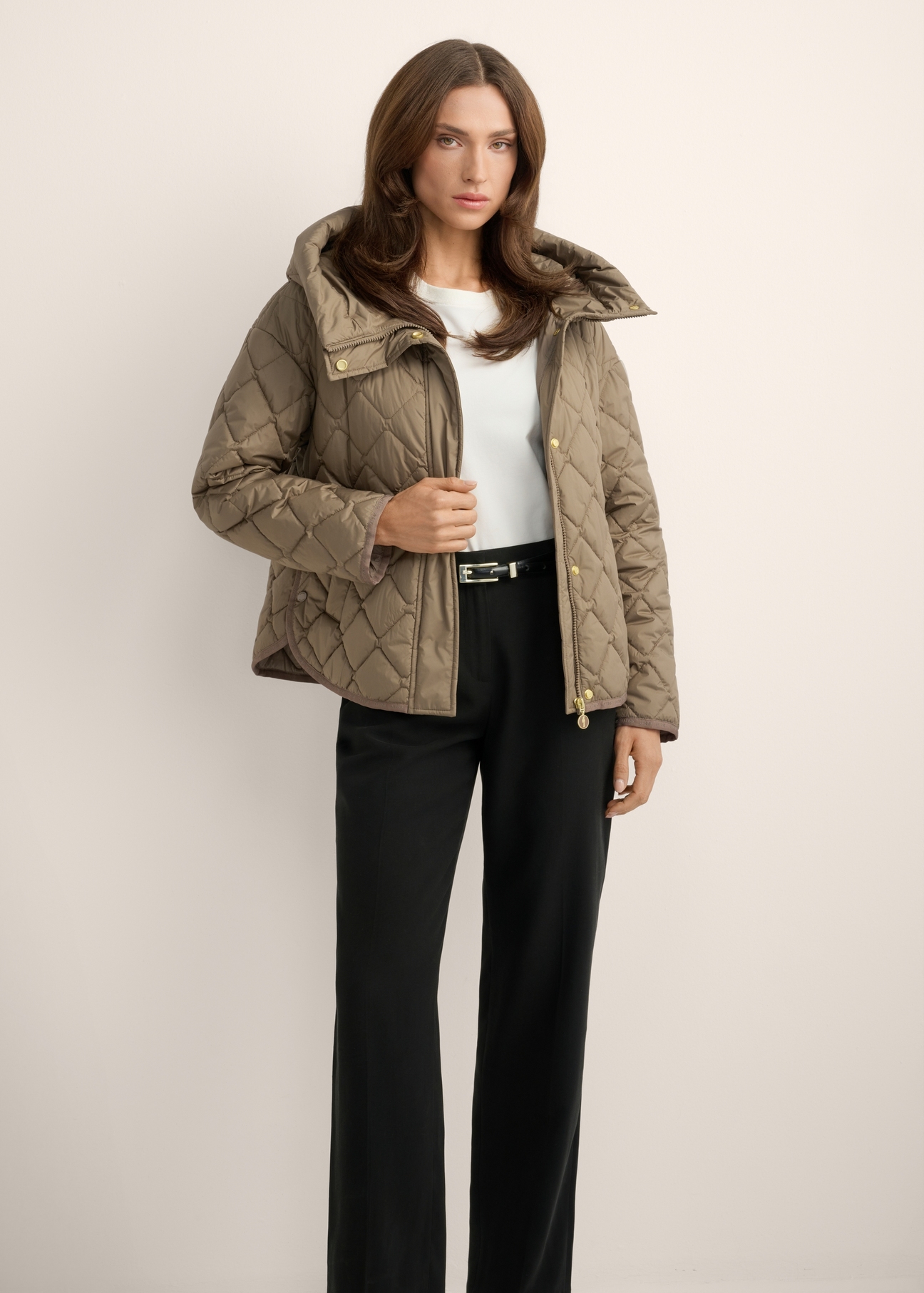 Women's quilted jacket in cool beige KURDT-0588-1K(Z26), front view of the product on the model. Full body visible.