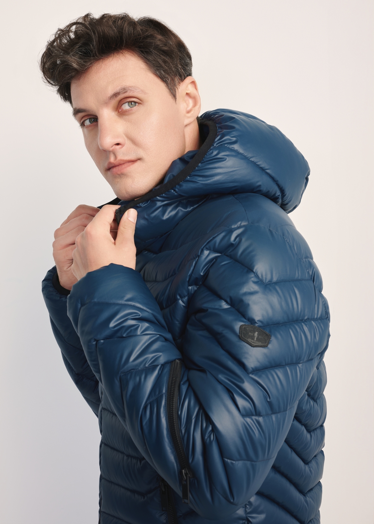 Men's jacket in navy blue KURMT-0380-69(Z25), product visible from the side on the model, close-up of the sleeve.