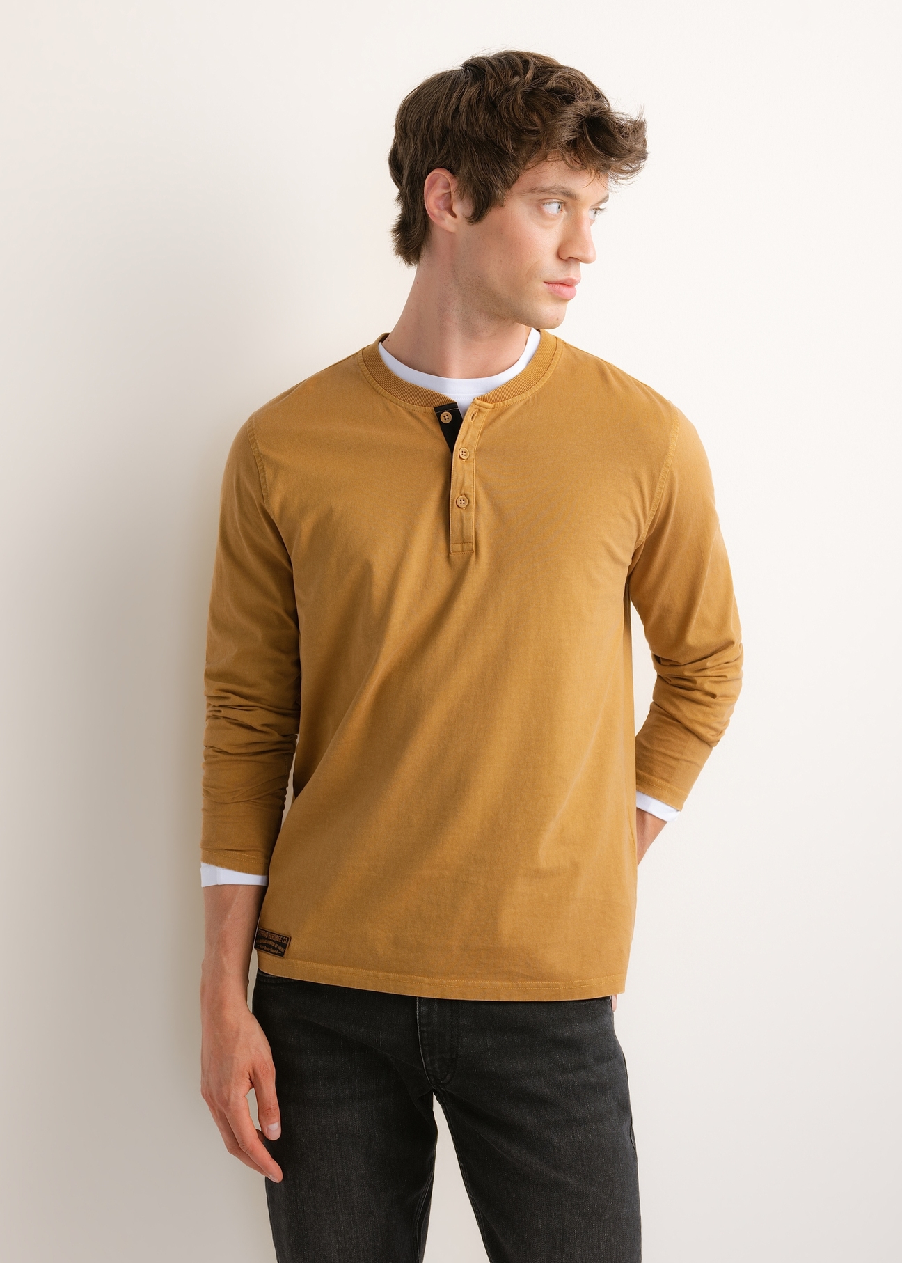 Men's mustard longsleeve LSLMT-0015-2D(Z26), front view of the product on the model. Half of the silhouette visible.