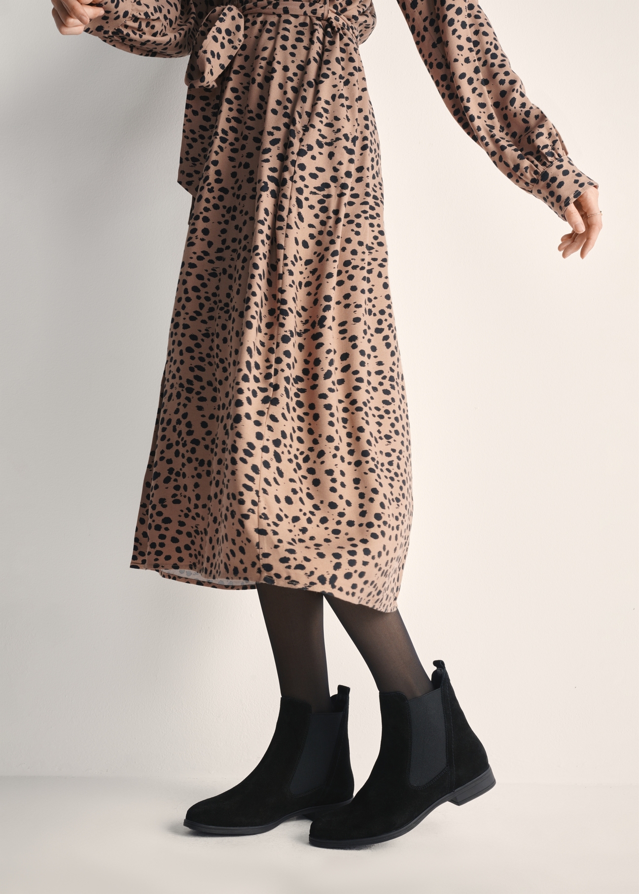 Women's suede black leather ankle boots BUTYD-1009-98(Z25), side view of the product on the model's feet against a light background.