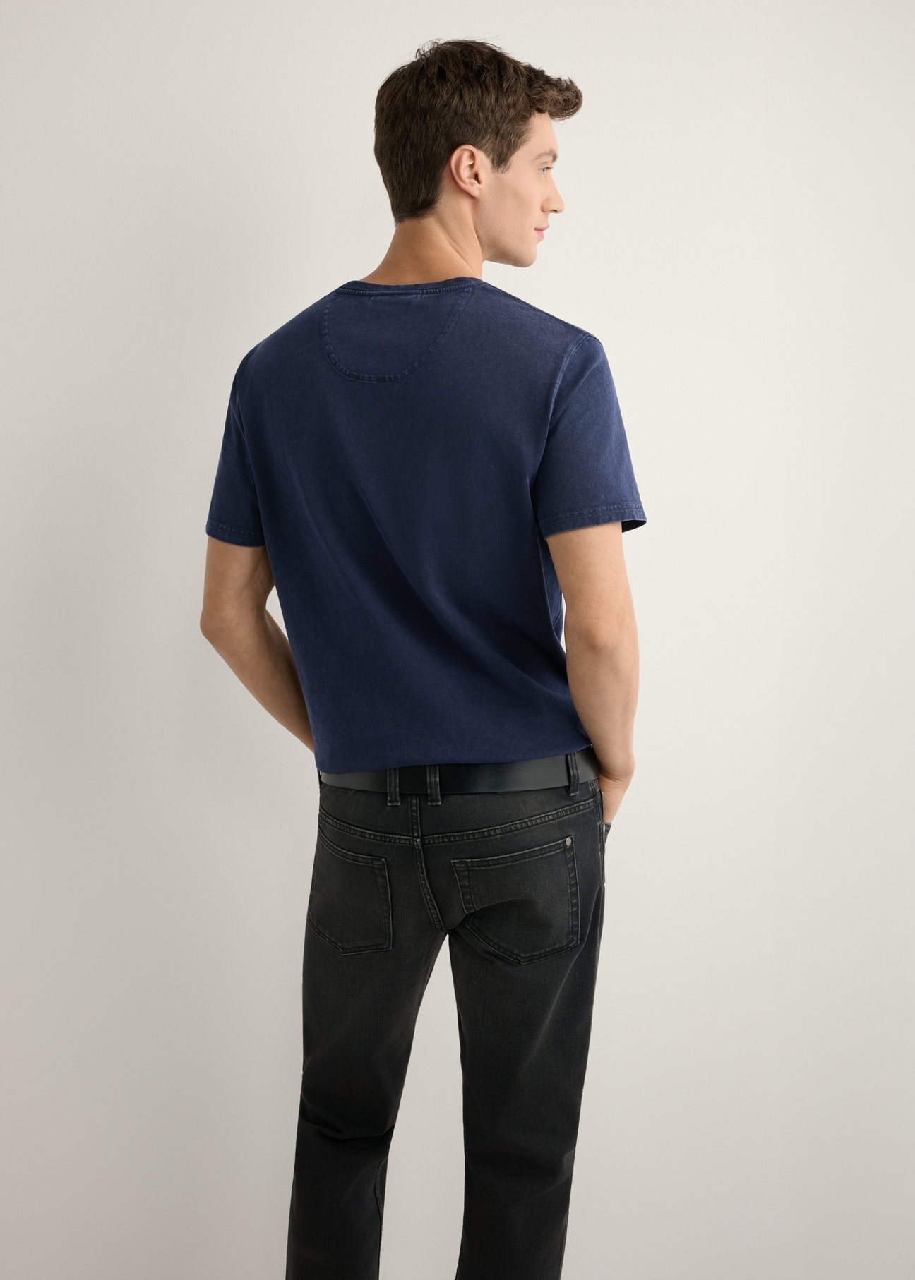 Men's navy cotton T-shirt TSHMT-0140-7E(W26), back view of the product on the model. Half of the silhouette visible.