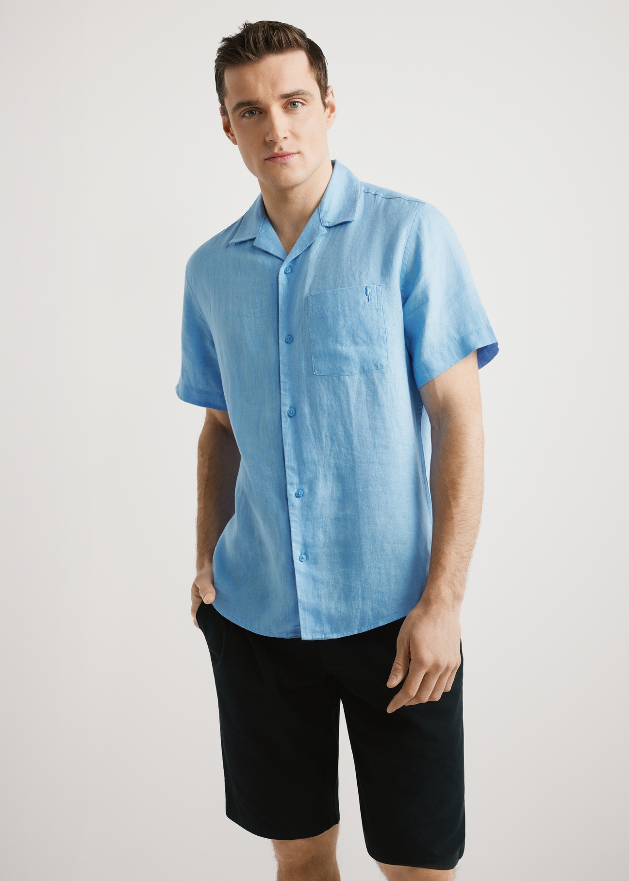 Men's blue linen shirt KOSMT-0359-7B(W26), front view of the product on the model. Half of the silhouette visible.