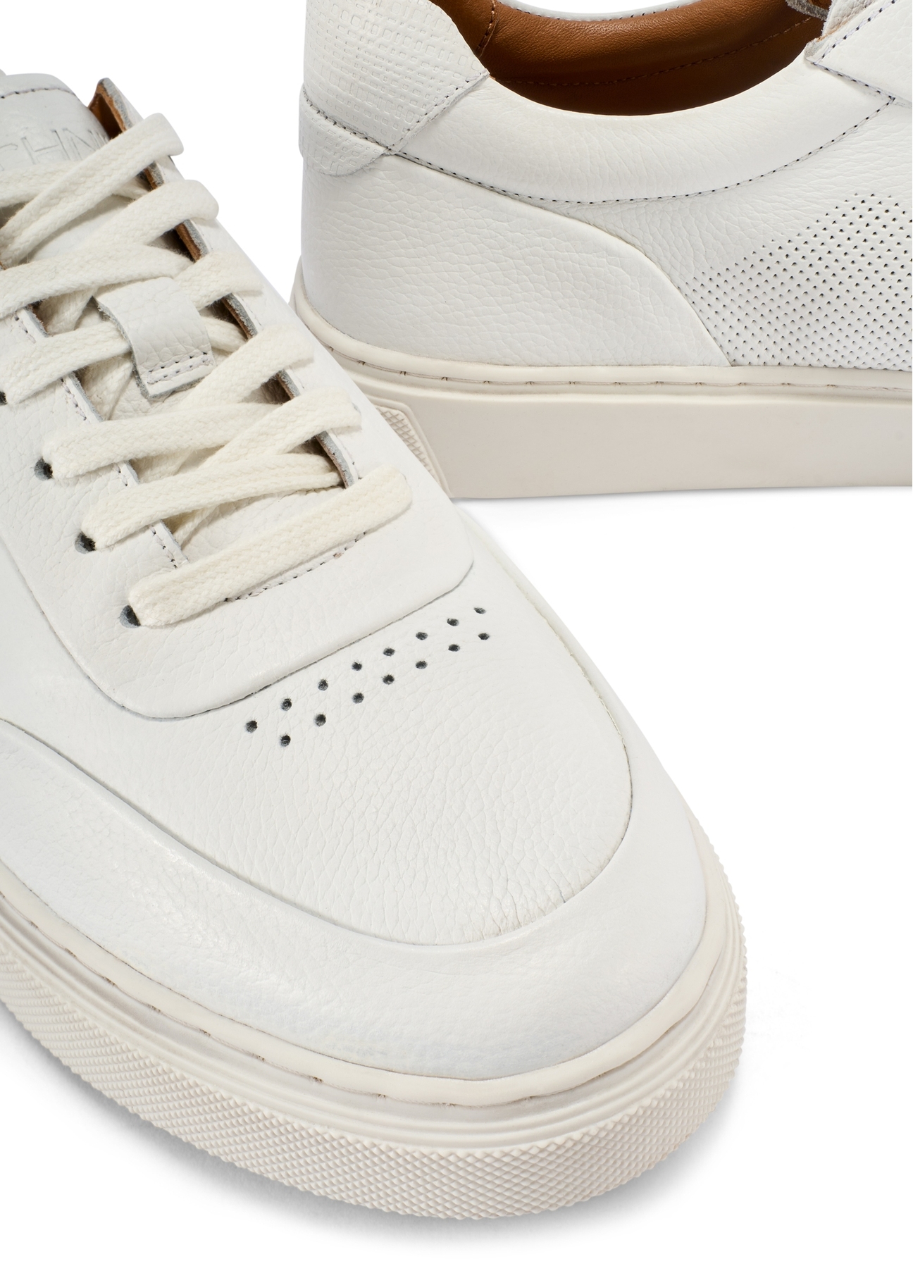 Men's leather sneakers in white color BUTYM-0484-0B(W26), close-up of the product detail, view on a white background.