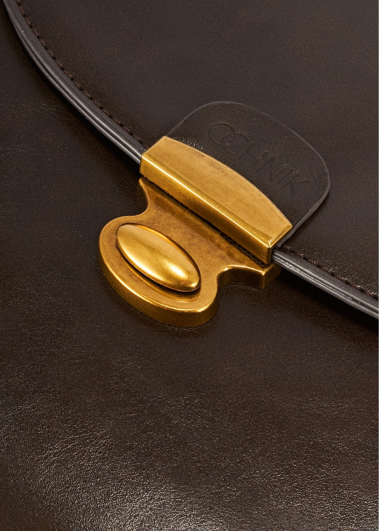 Brown women's shoulder bag TOREC-1048-89(Z25), close-up of the product detail on a white background, visible buckle.