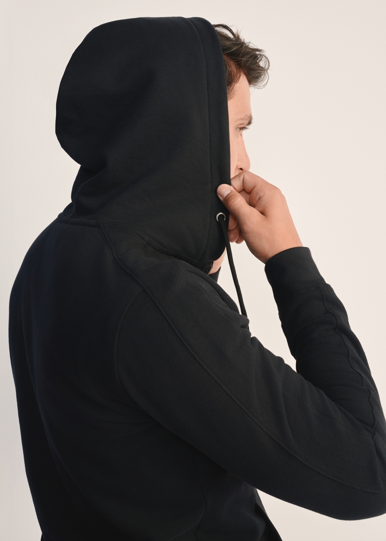 Men's black hooded sweatshirt BLZMT-0074-99(Z25), close-up of the hood on the model. Upper body visible.
