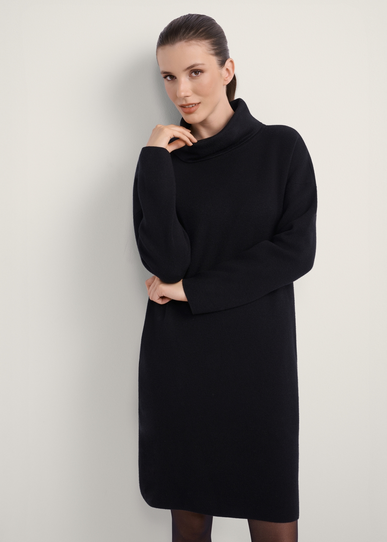 Black turtleneck dress SUKDT-0206A-99(Z25), front view of the product on the model, half of the silhouette visible.