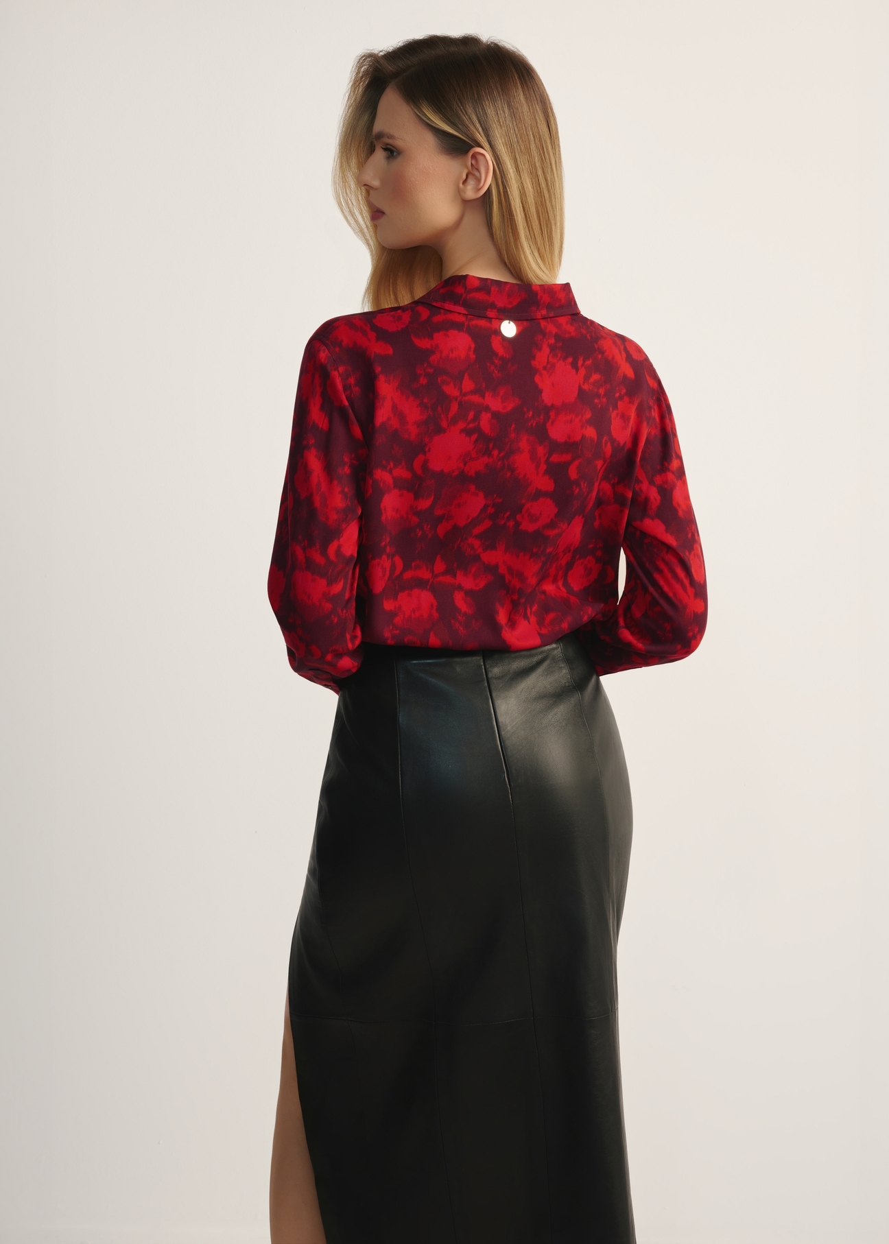 Women's burgundy floral shirt KOSDT-0173-49(Z25), product view from the back on the model, half of the silhouette visible.