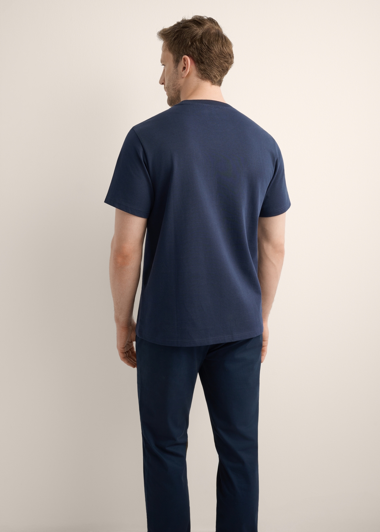 Men's navy blue cotton T-shirt with print TSHMT-0152-7E(Z26), back view of the product on the model. Half of the silhouette visible.