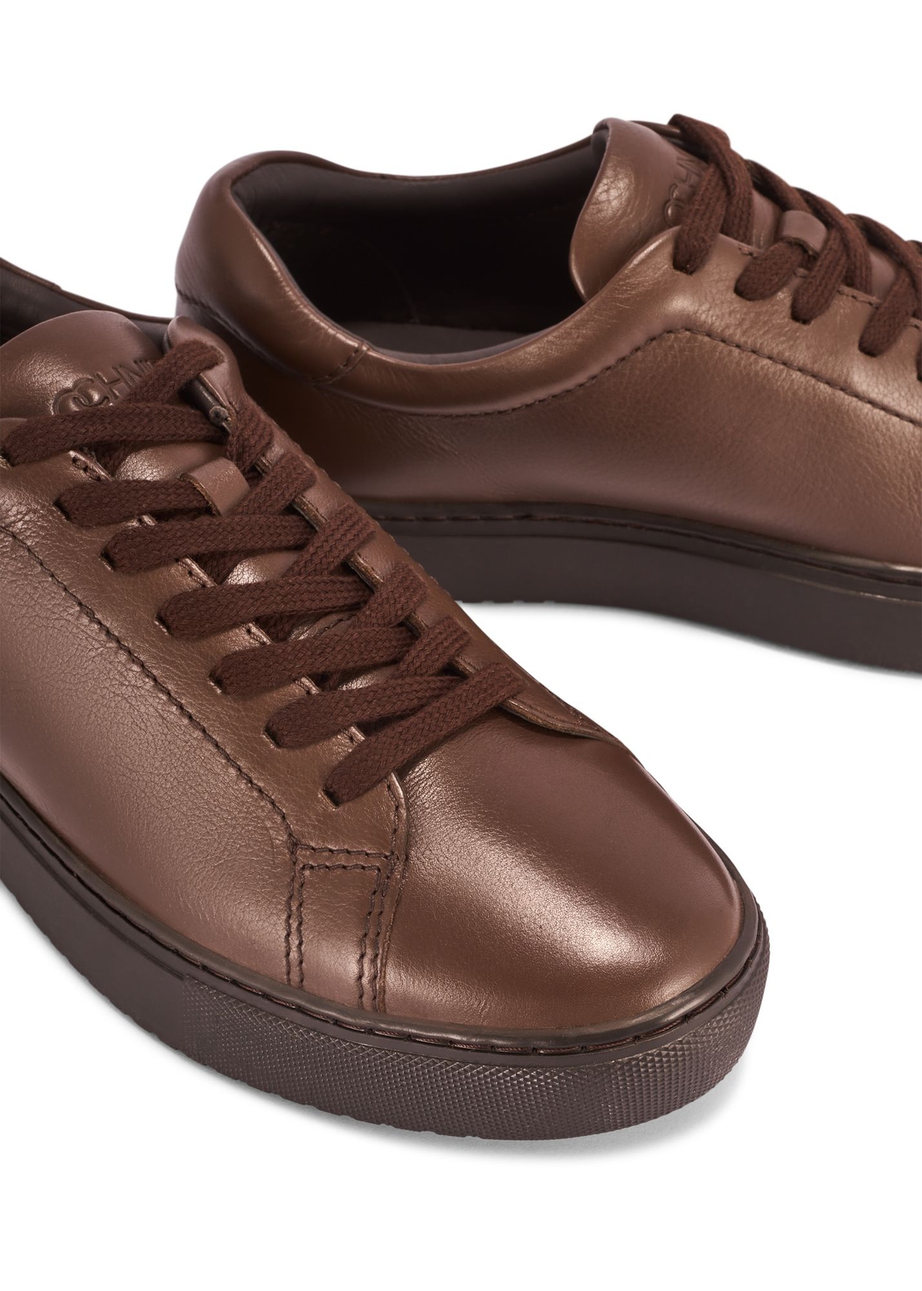 Brown leather sports shoes BUTYM-0503-89(Z25) - close-up of the detail on a white background.