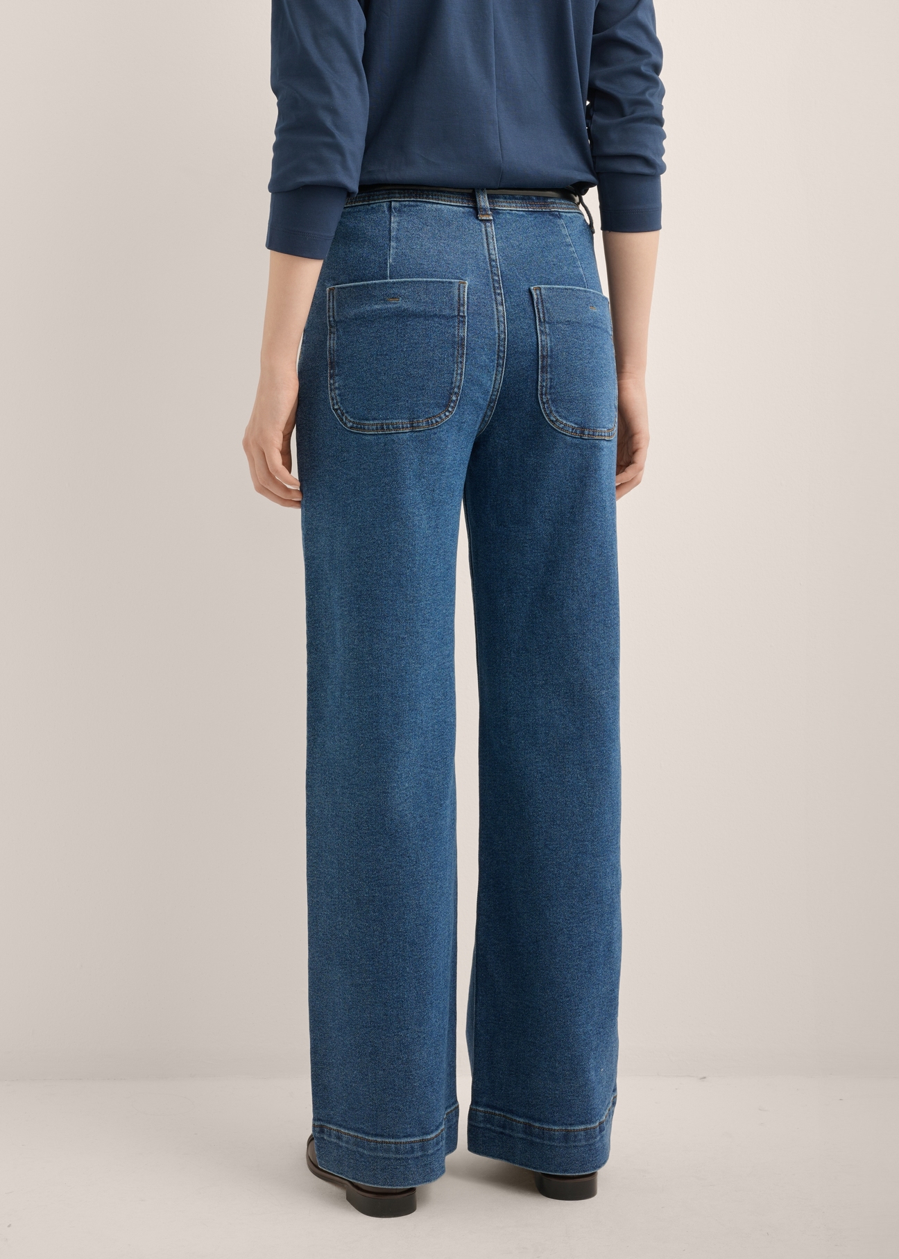 Women's wide-leg jeans in dark navy blue JEADT-0019-7D(Z26), back view of the product on the model. Half of the silhouette visible.