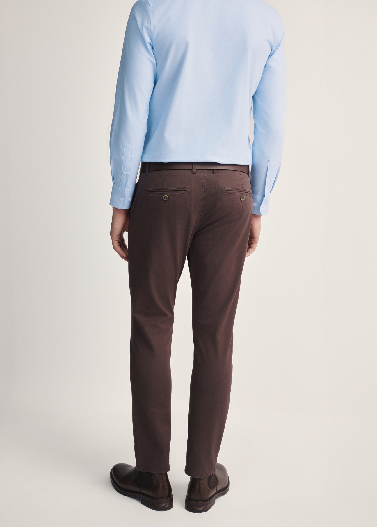 Chocolate men's trousers SPOMT-0103 A-90(Z 25), product visible from the back on the model, half of the silhouette visible.