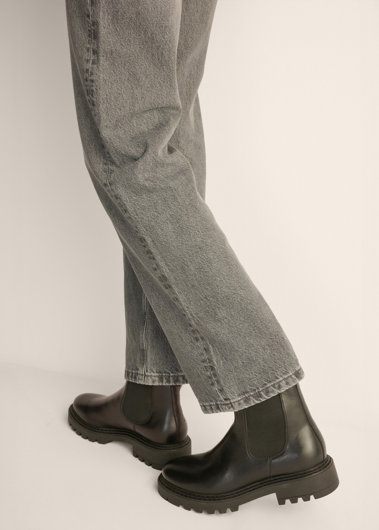 Women's black leather Chelsea boots BUTYD-1287-99(Z26), side view of the product on the model's feet.