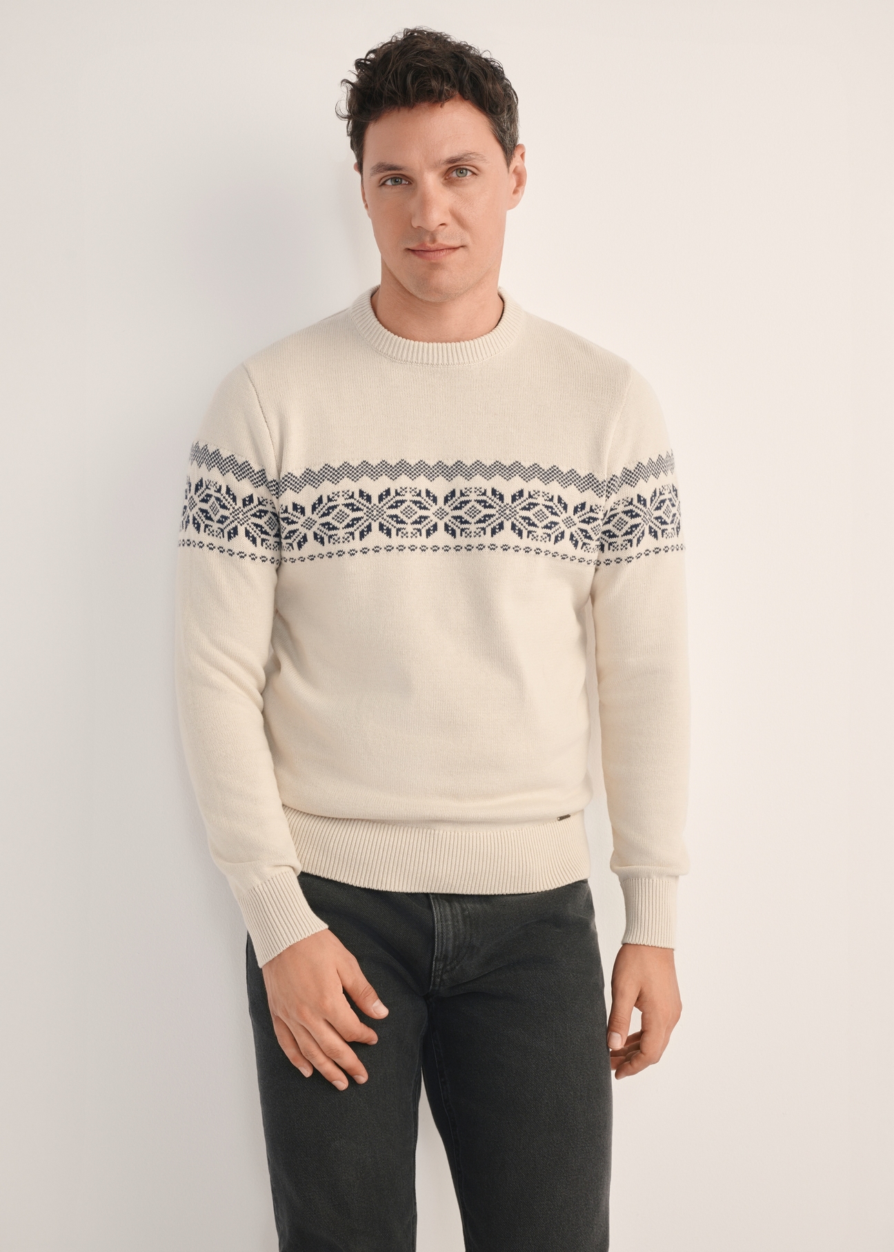 Beige men's sweater SWEMT-0177-80(Z25) - front product view of the model against a white background. Knee-length silhouette visible.
