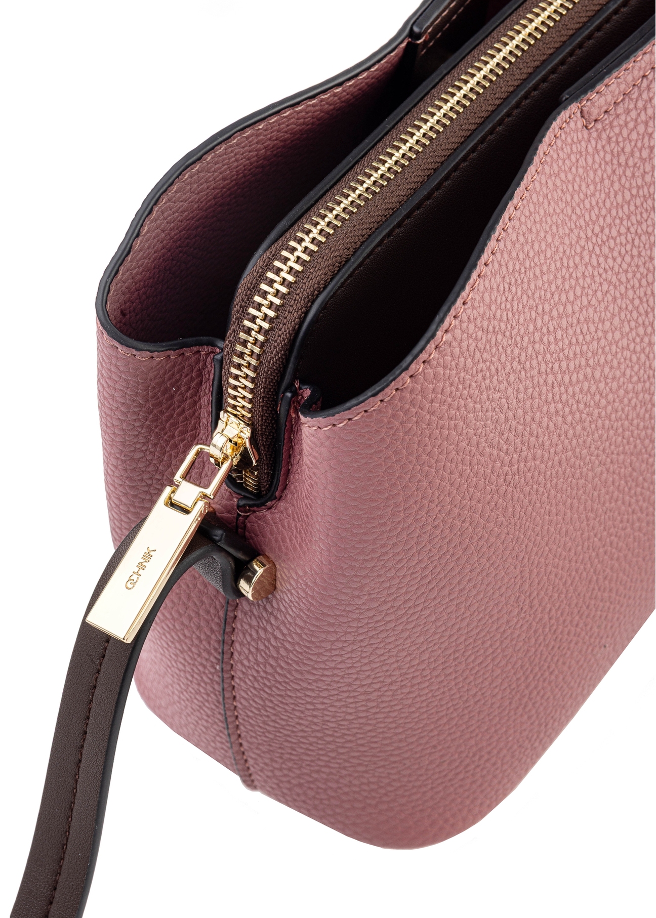 Small women's handbag in pink TOREC-0768C-32(Z25), detail view of the product on a white background, close-up of the zipper.