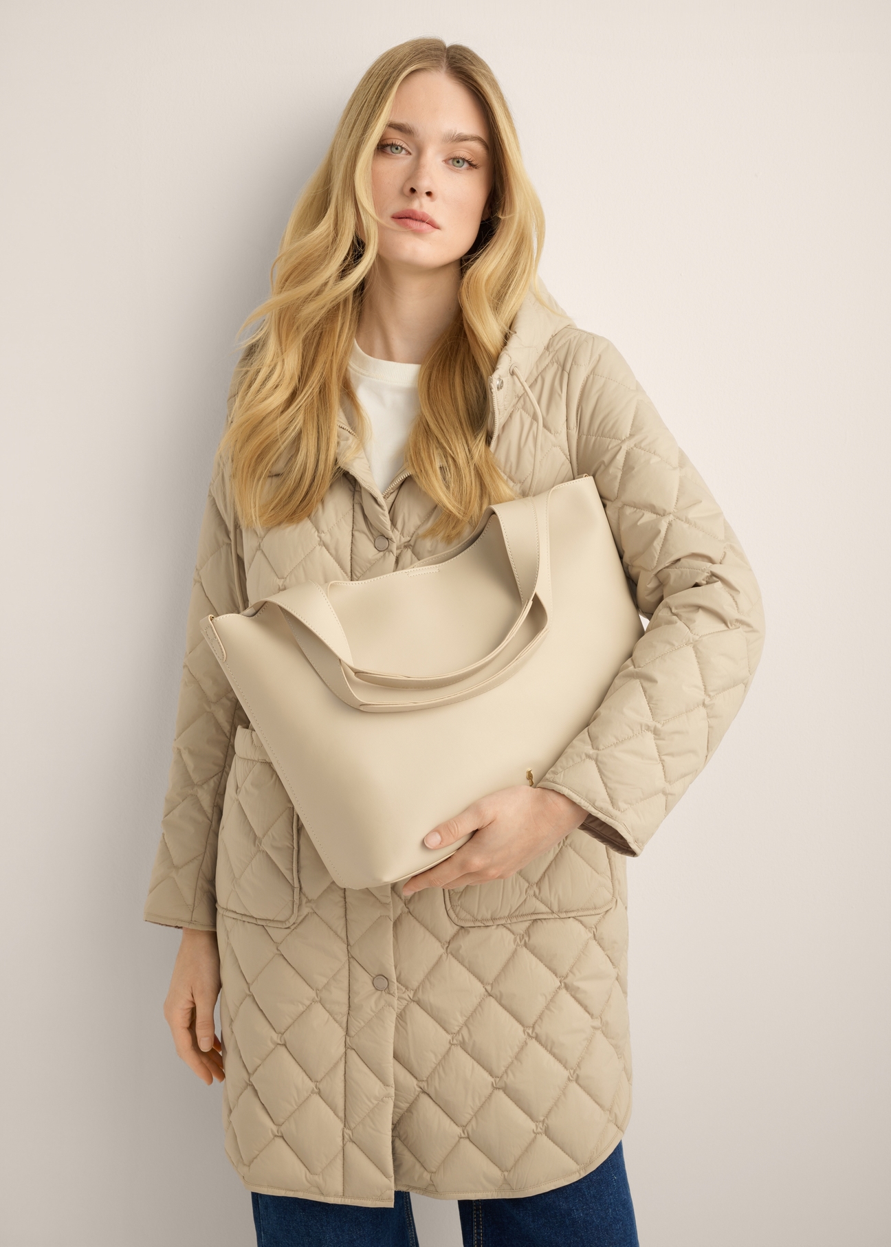 Women's ecru shopper bag TOREC-1259-0B(Z26). Model shot.