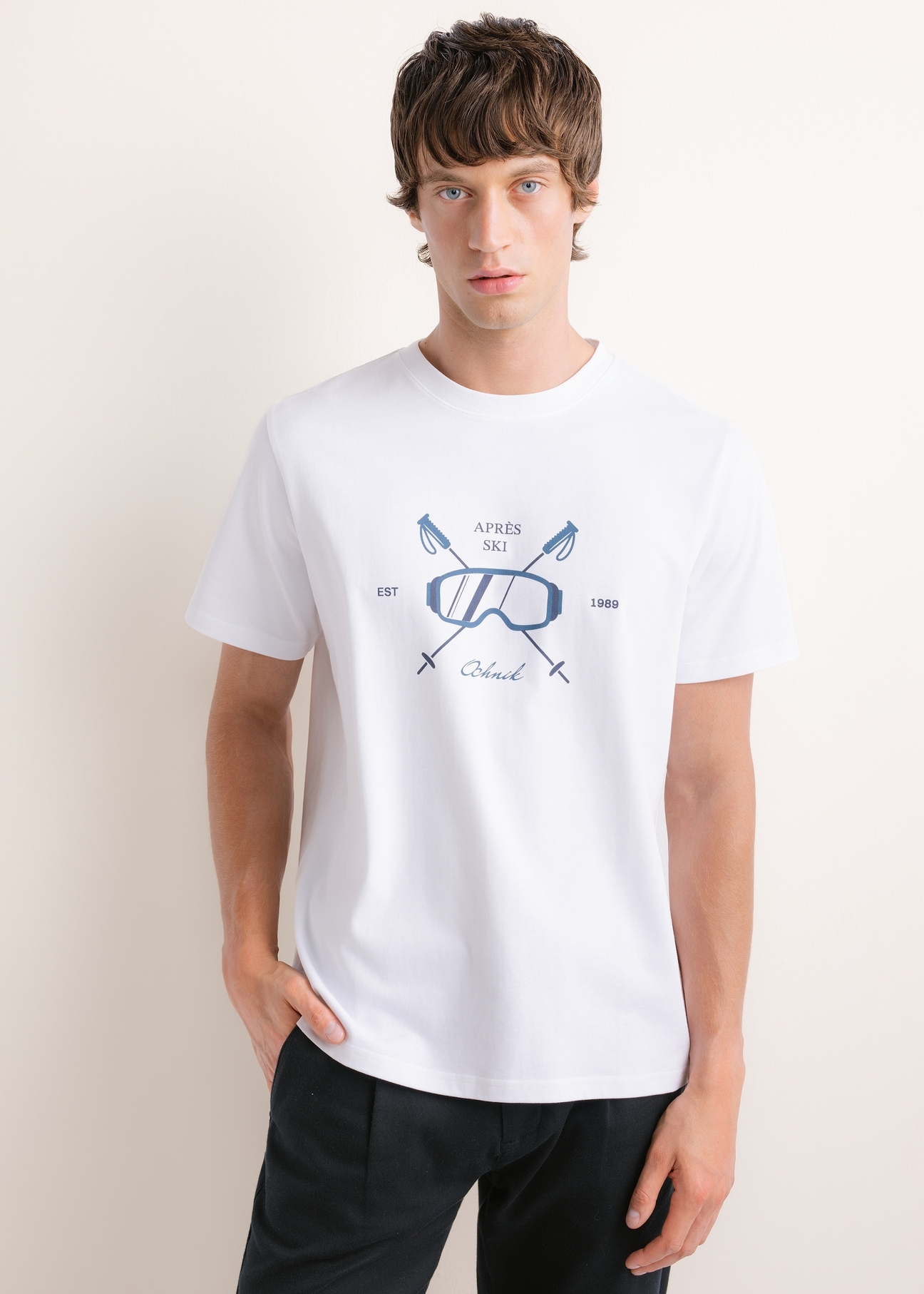 Men's white T-shirt with a print (TSHMT-0160-0A(Z26)); front view of the product on a model. Half-body shot.