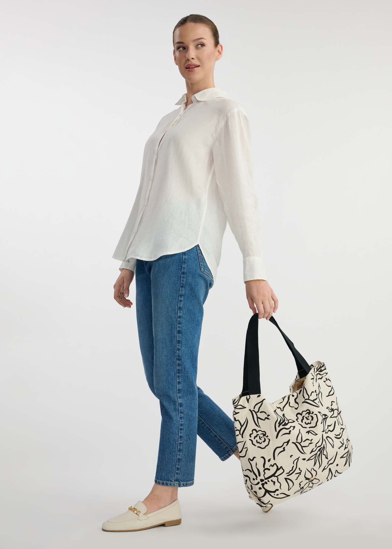 Women's fabric handbag with flowers TOREN-0289A-98(W25), product view on the model. Full silhouette visible.