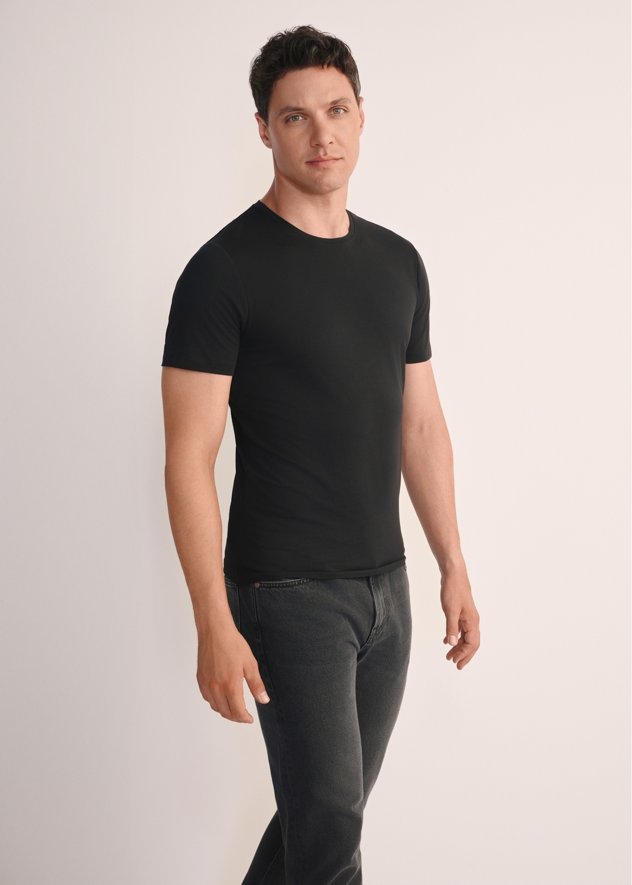 Men's basic T-shirt set ZESMT-0040-00(KS), front view of the product on the model against a white background. Half of the silhouette visible.