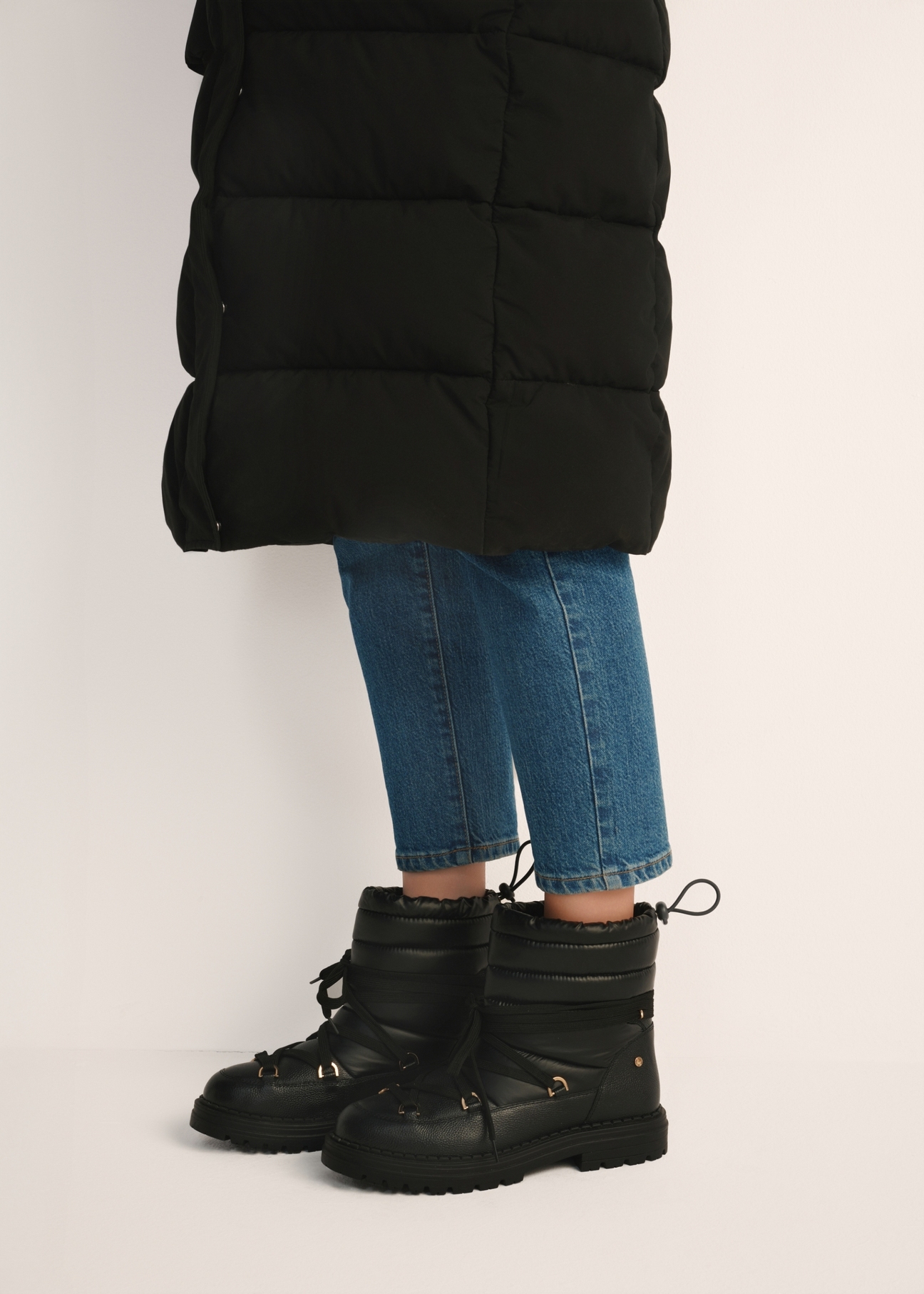 Women's short leather snow boots BUTYD-1016-99(Z25), product view on the model's feet against a light background.