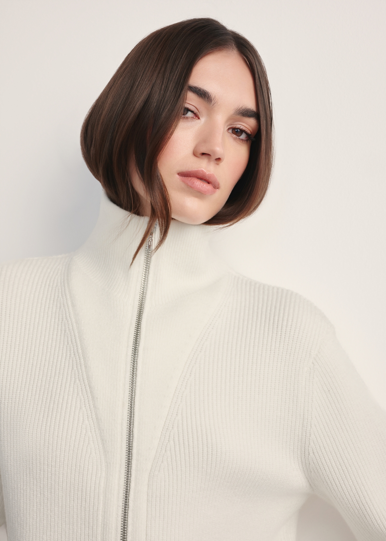 Cream women's sweater with zipper SWEDT-0247-12(Z25), close-up of the product on a model against a light background.