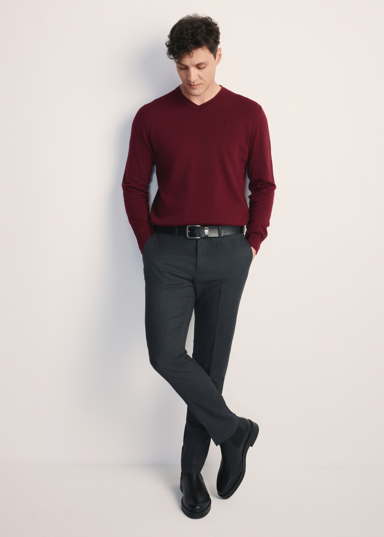 Burgundy men's sweater with logo SWEMT-0159A-49(Z25), front product view on the model. Full silhouette visible.