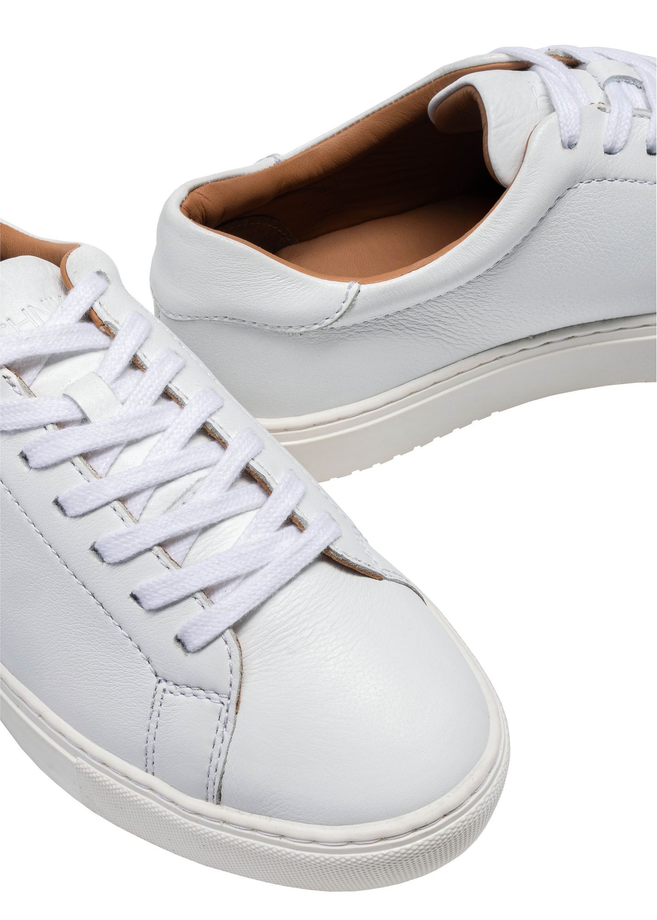 White leather sports shoes BUTYM-0503A-0B(W26), close-up of the product detail on a white background.