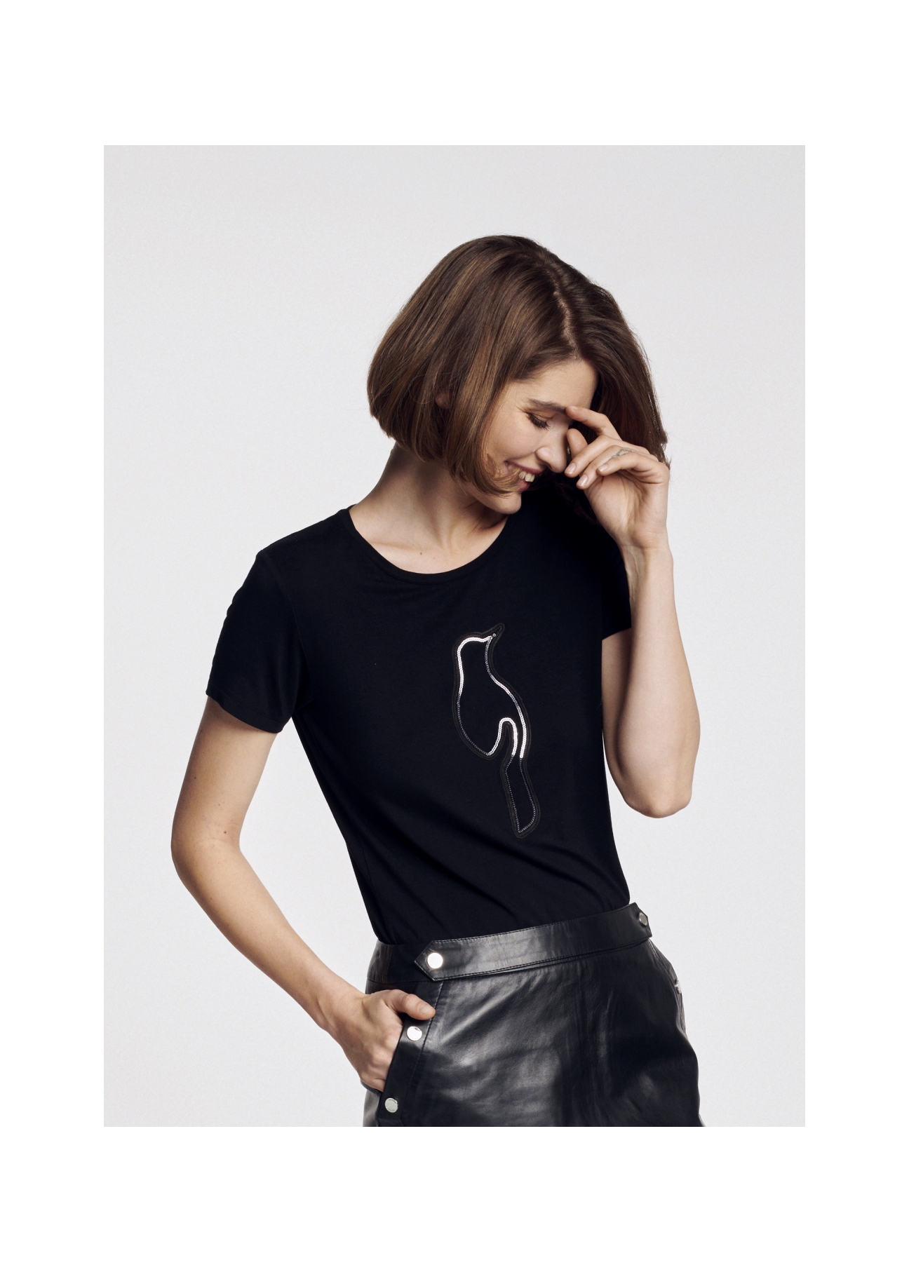 Czarny T-shirt damski z aplikacją TSHDT-0069-99(W21)-01