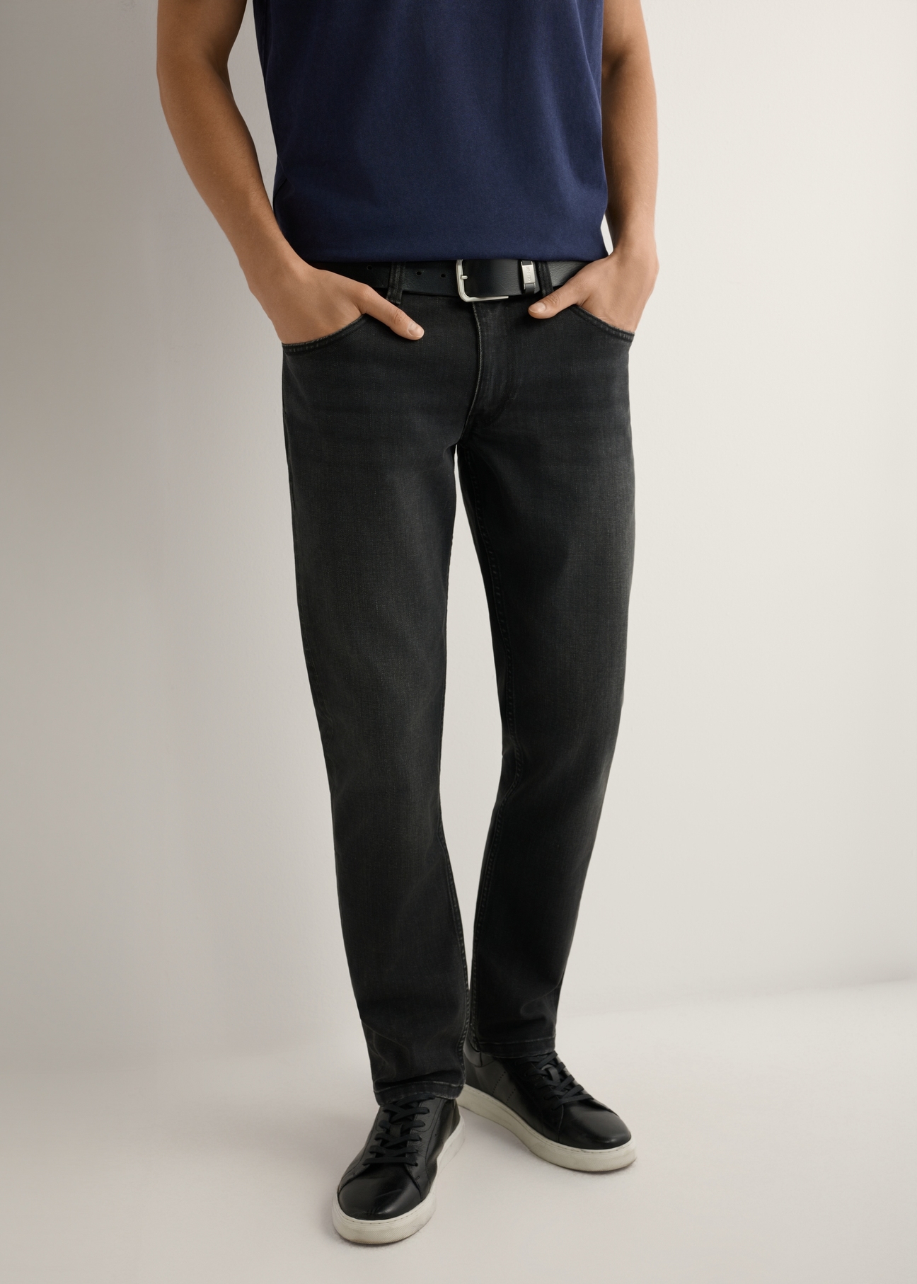 Men's black jeans JEAMT-0022-99(Z25), product view from the front on the model, half of the silhouette visible.