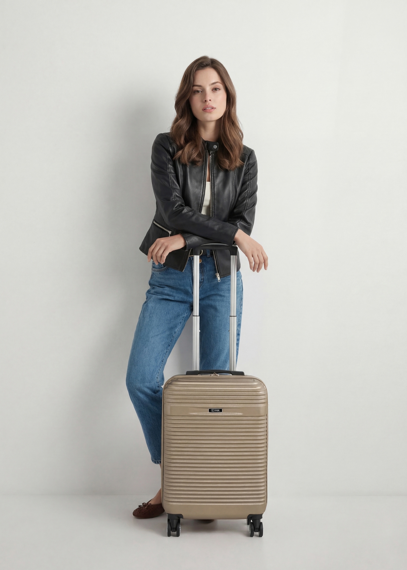 Small suitcase on wheels WALAB-0040-2X-19(W26), product view from the front next to the model, the entire silhouette is visible.