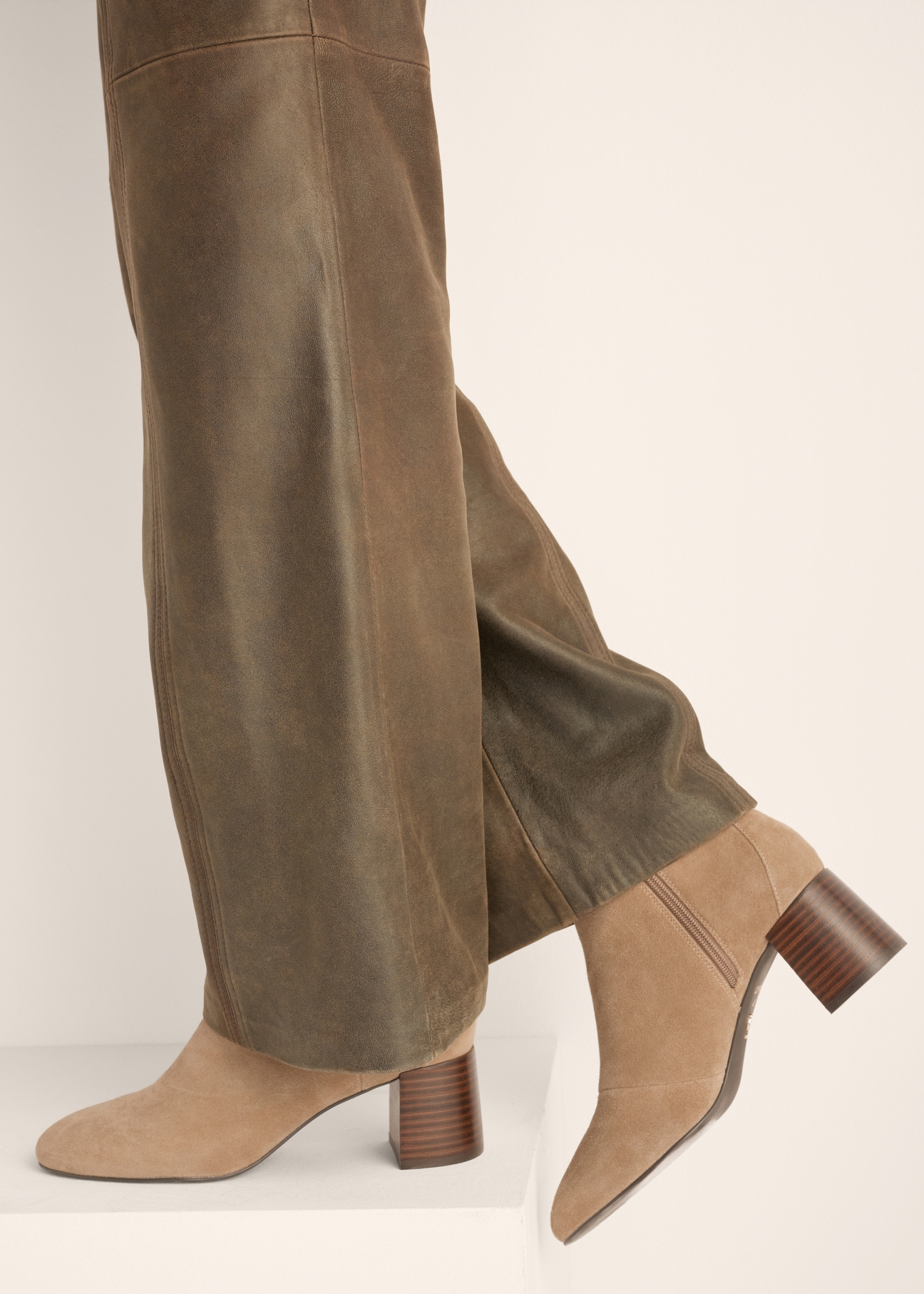 Suede ankle boots with heels in cool beige BUTYD-1218-1K(Z26)