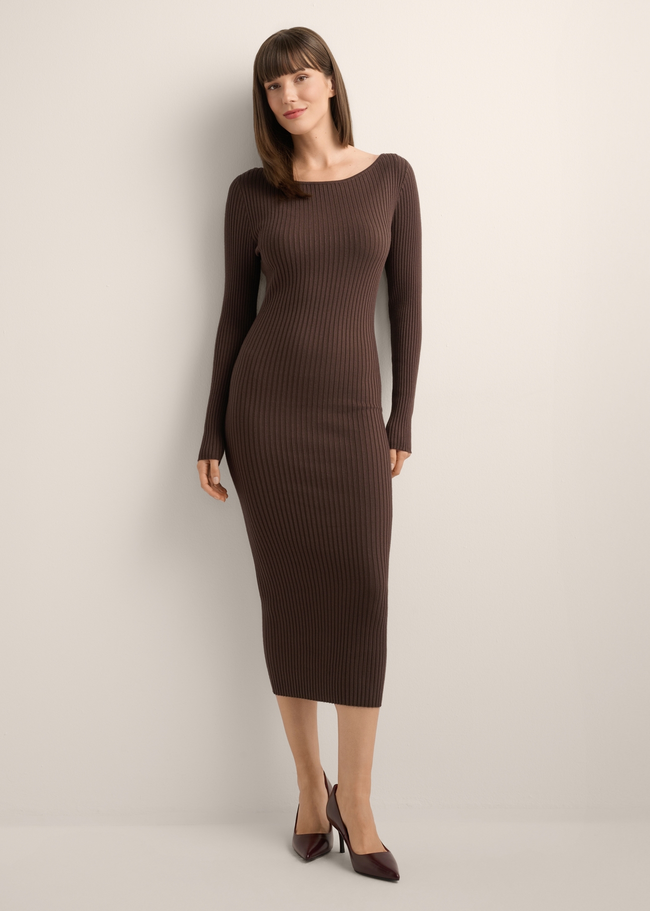 Brown ribbed midi dress SUKDT-0241-1I(Z26), front view of the product on the model. Full body visible.