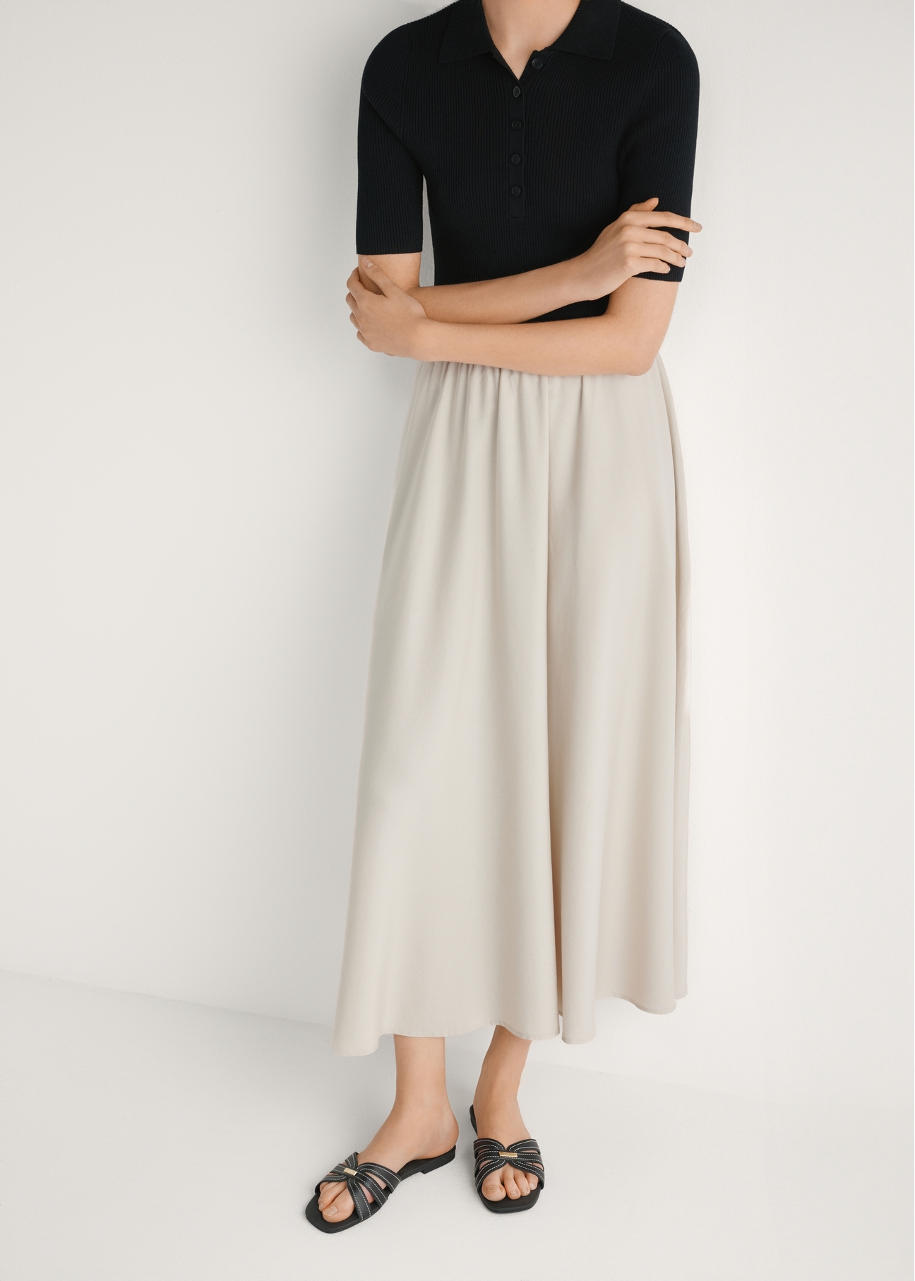 Black women's slides with stitching BUTYD-1223-99(W26), front view of the product on the model's feet.