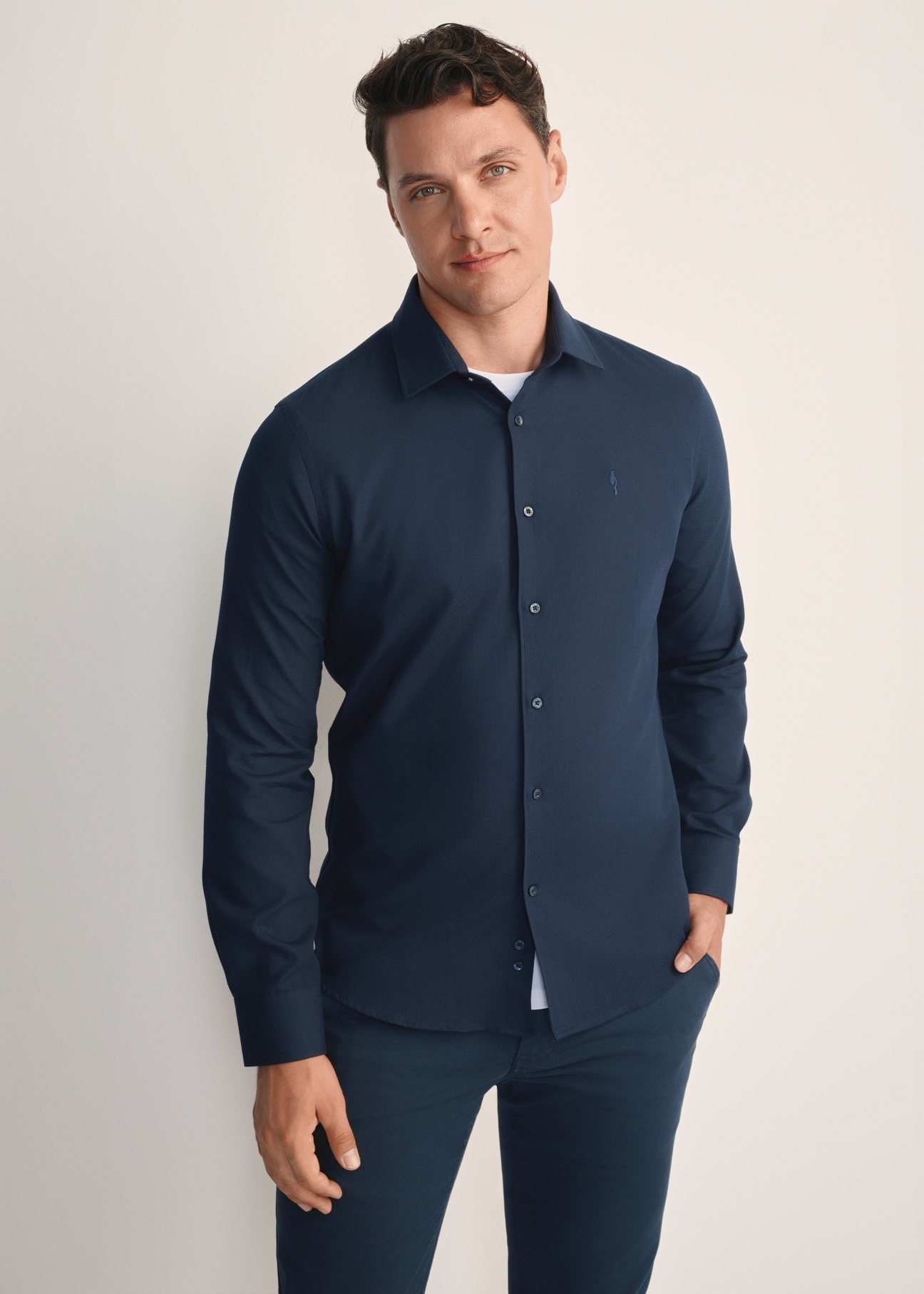 Navy blue men's shirt KOSMT-0334-68(Z25), front view of the product on the model. Half of the silhouette visible.