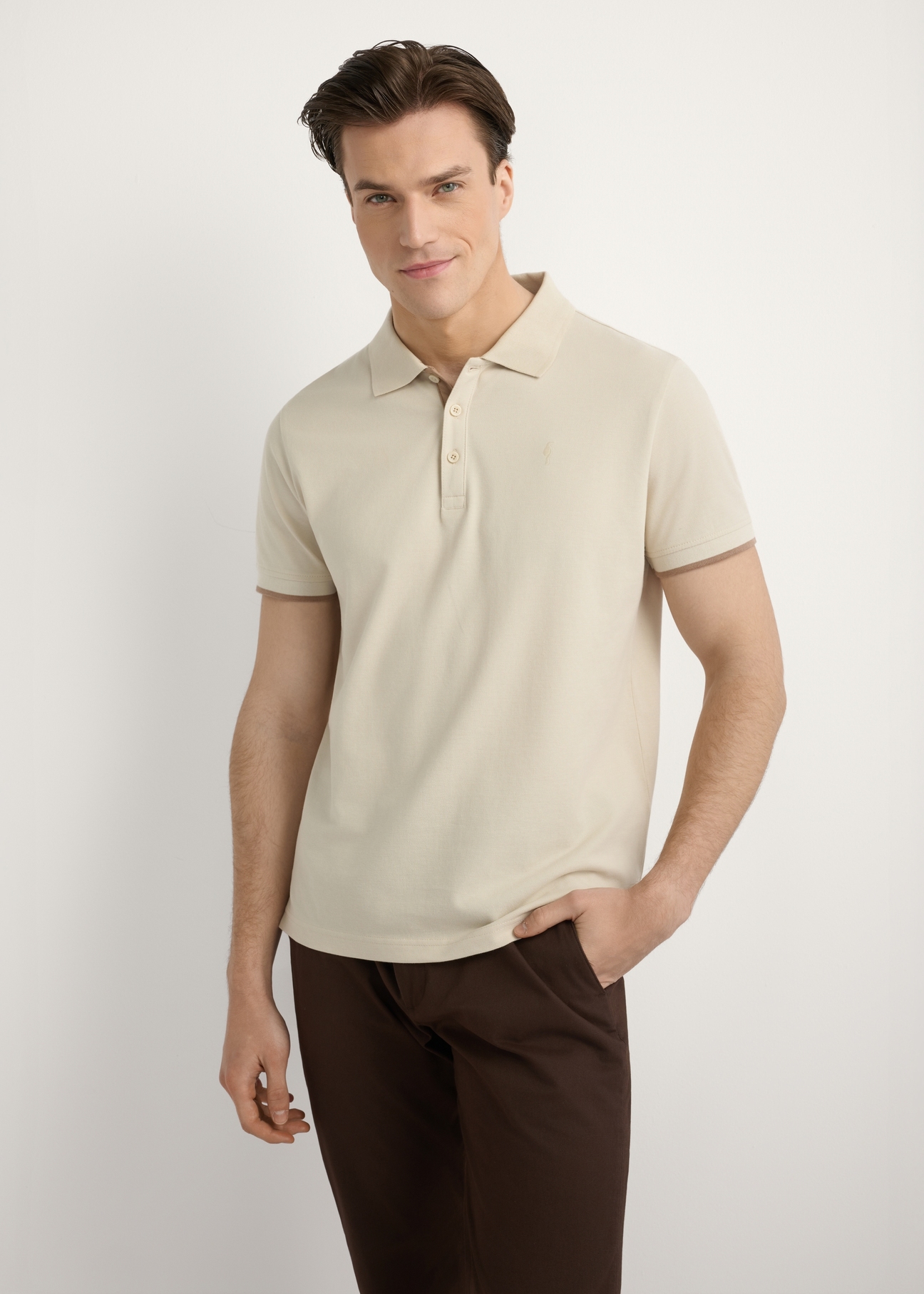 Light beige cotton polo shirt POLMT-0045B-1A(W26), front view of the product on the model. Half of the silhouette visible.